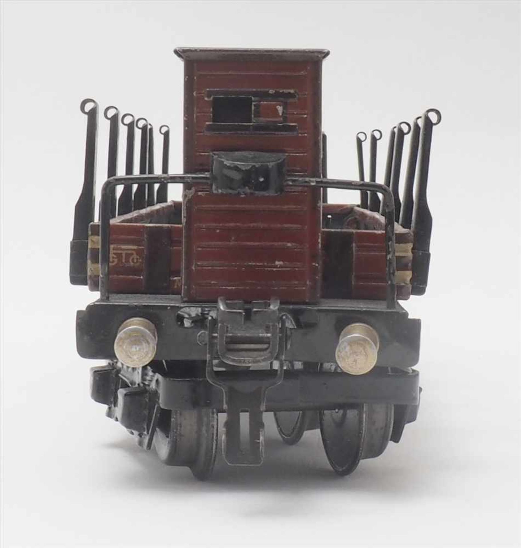 Zwei GüterwagenMärklin Spur 0. 1930-er Jahre. Hochbordwagen und Rungenwagen mit Bremserhaus. - Bild 8 aus 8