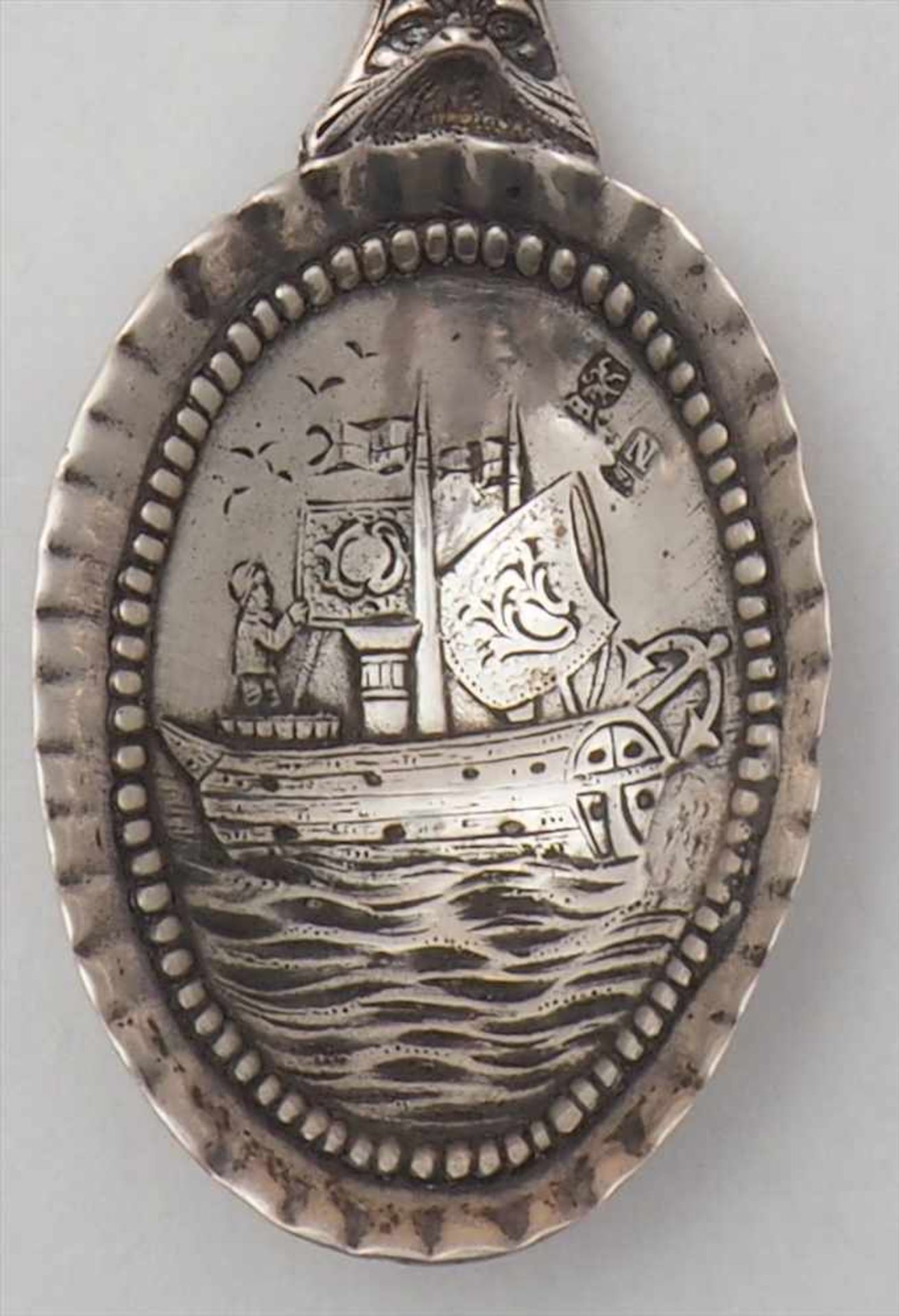 Zierlöffel SilberNiederlande, 18. Jh. In der Laffe Darstellung der Schiffsfahrt, von Perldekor - Bild 6 aus 6