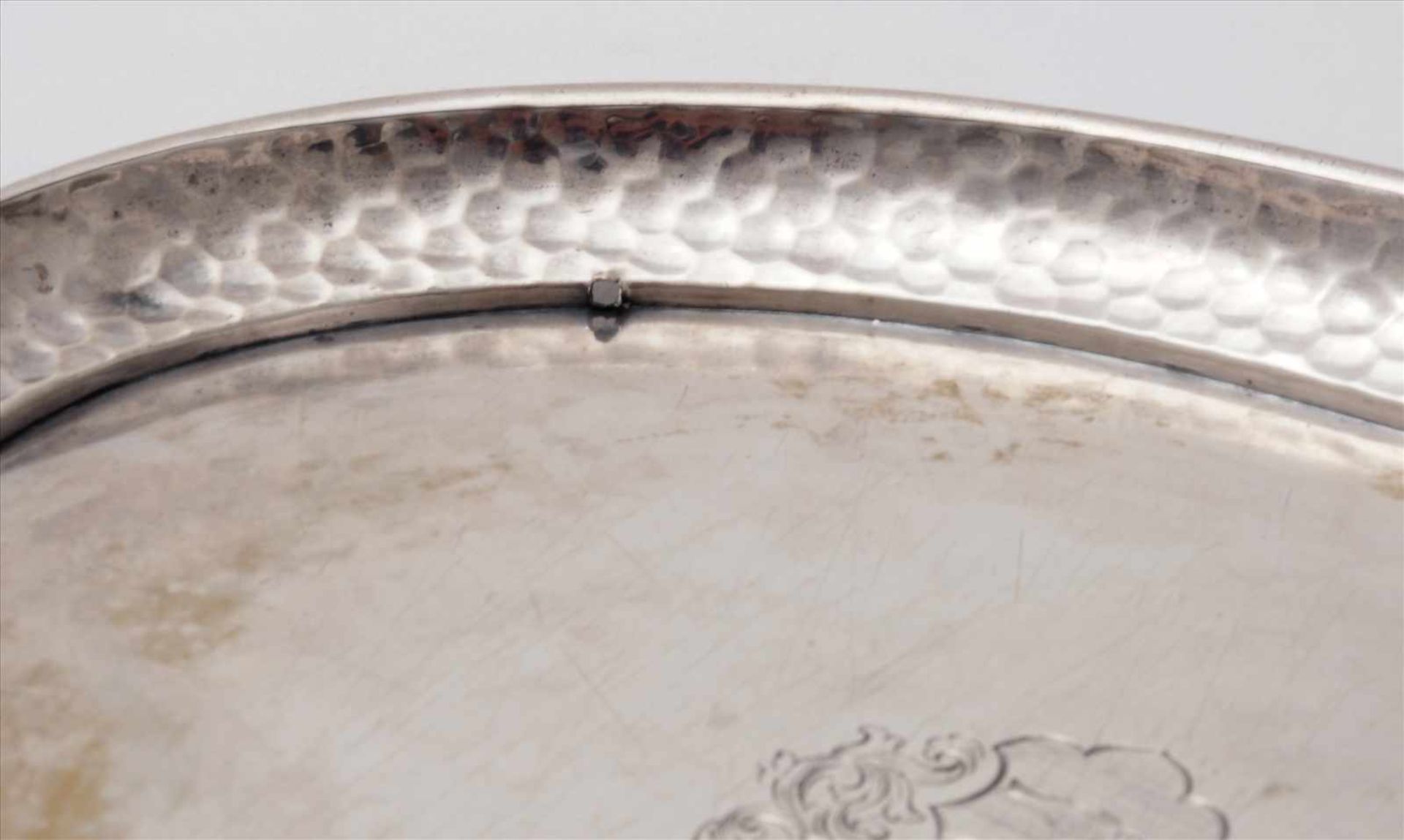 Ovalplatte mit WappenDeutsch 19. Jh. Silber 800. Ovale Platte mit Adelswappen und gehämmertem - Bild 5 aus 5