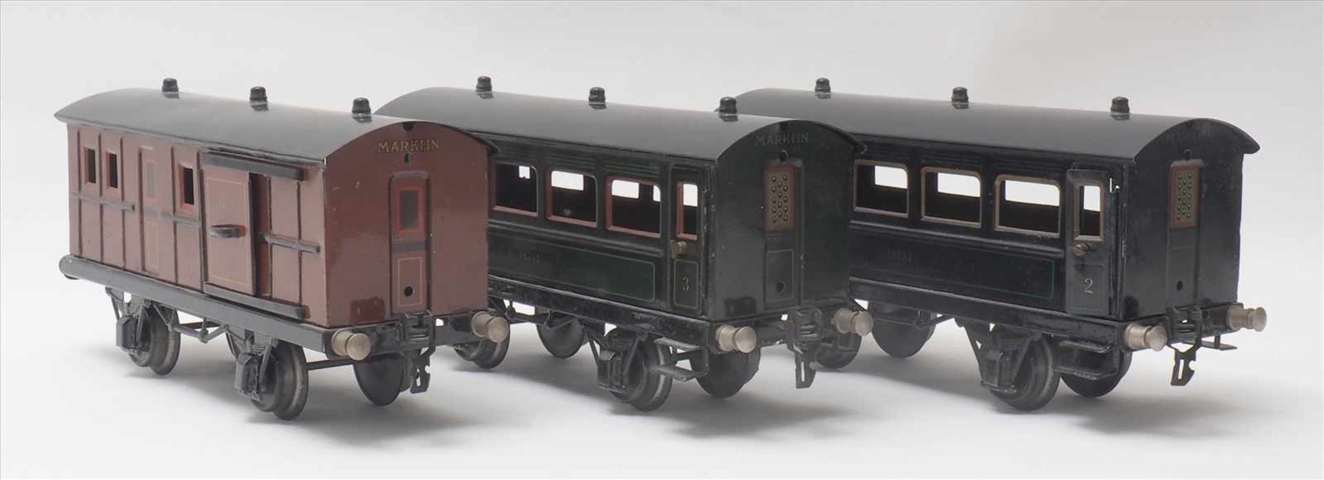 Drei PersonenwagenMärklin Spur 1. 1930-er Jahre. 1./2., 3. Klasse und ein Gepäckwagen Nr. 18741 - Bild 2 aus 5