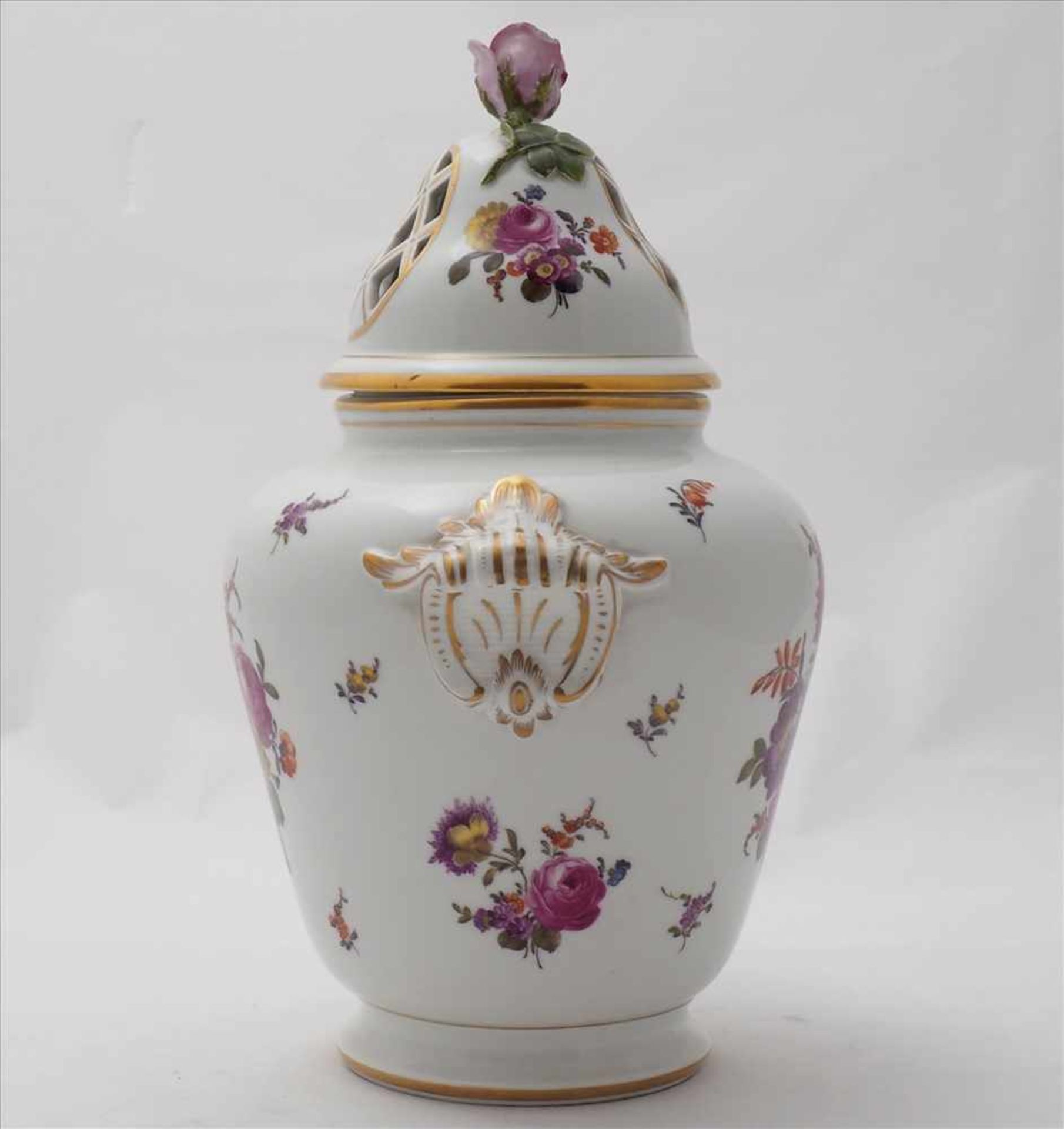 Potpourri VaseWohl Wien um 1900. Barockform mit polychromer Blumenmalerei und Goldstaffage. Unter - Bild 3 aus 8