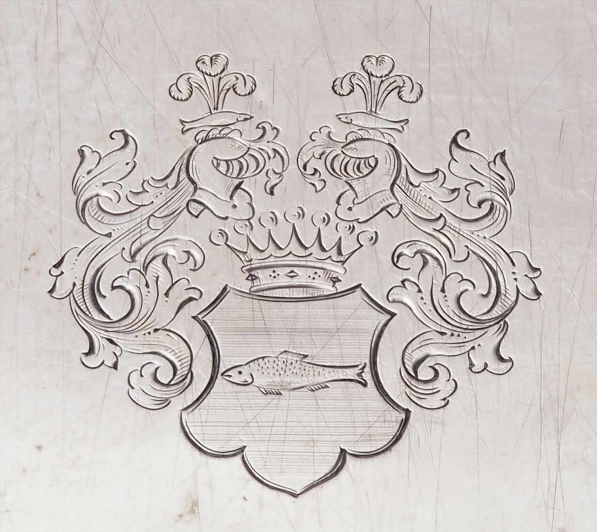 Ovalplatte mit WappenDeutsch 19. Jh. Silber 800. Ovale Platte mit Adelswappen und gehämmertem - Bild 2 aus 5