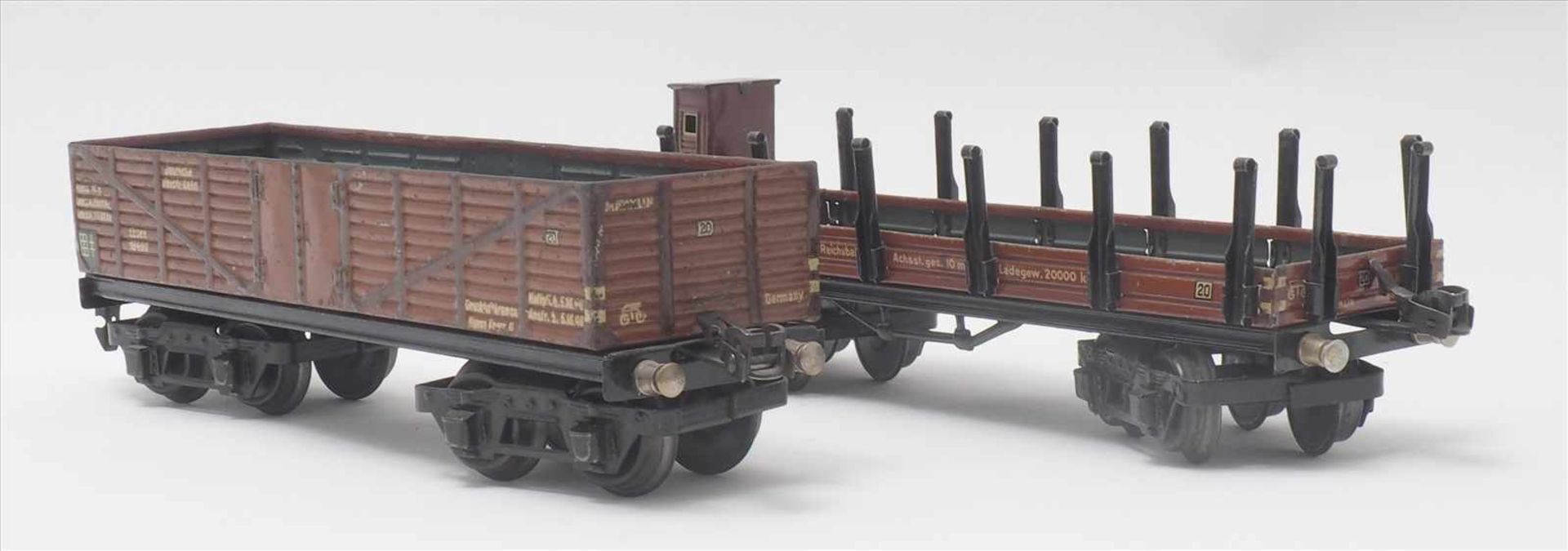 Zwei GüterwagenMärklin Spur 0. 1930-er Jahre. Hochbordwagen und Rungenwagen mit Bremserhaus. - Bild 2 aus 8