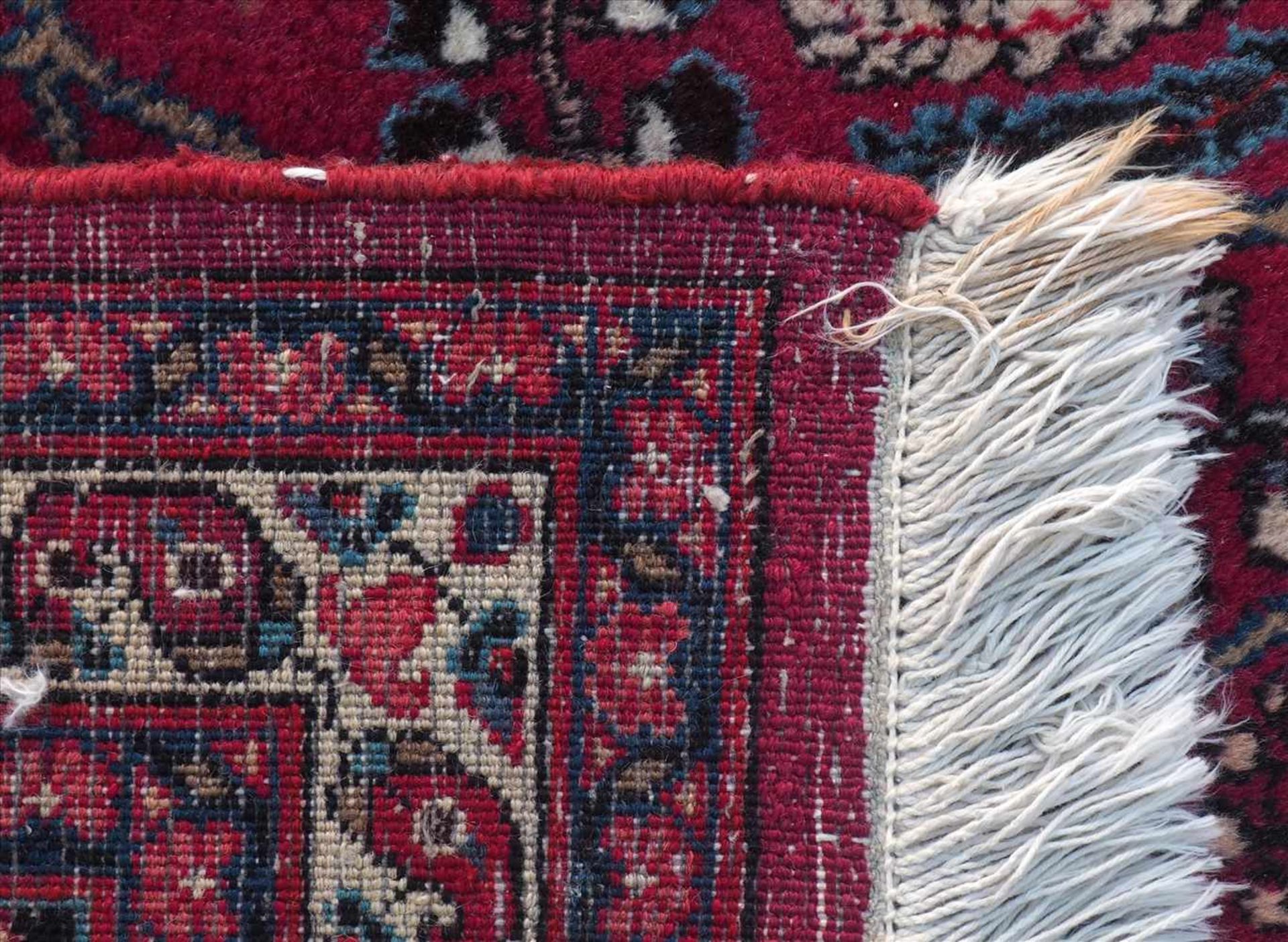 Großer TeppichPersien 20. Jh. Baumwolle. Mehrfachbordüre und floral gemustertes Innenfeld mit - Bild 4 aus 4