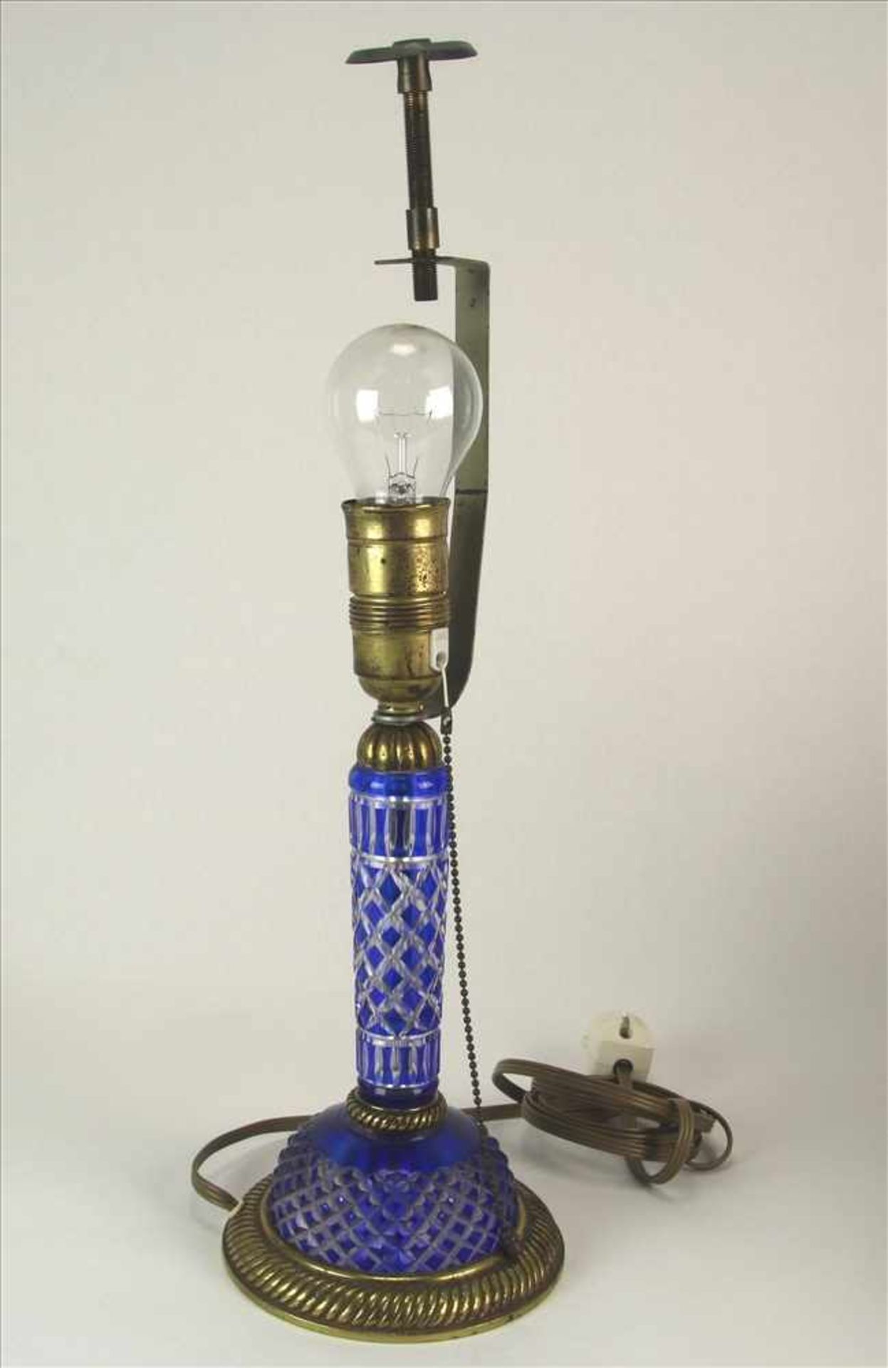 Art Deco TischlampeDeutsch um 1930. Kobaltblauer geständelter Glasfuß und Schaft. Messimgmonturen - Bild 3 aus 4