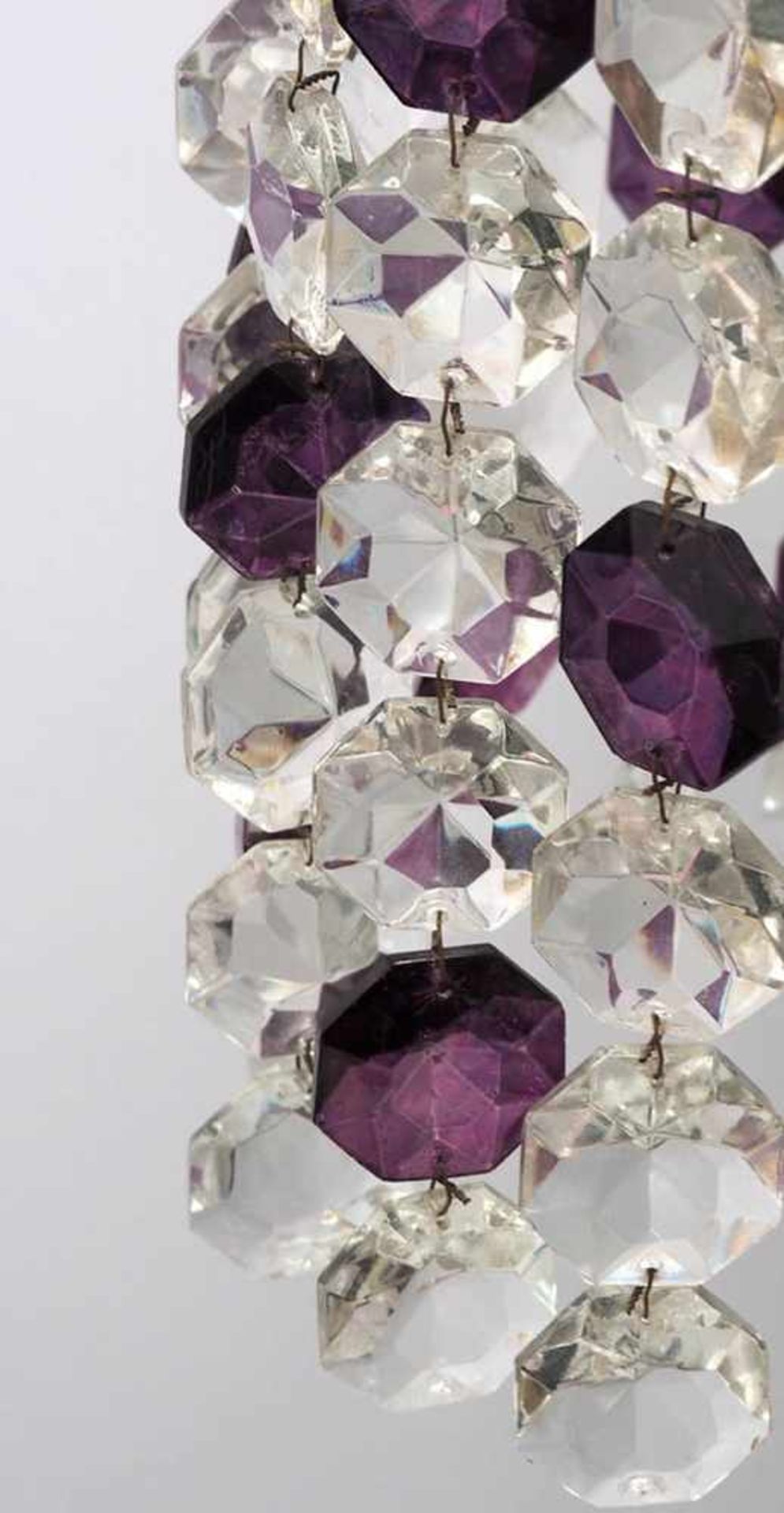 DeckenlampeDeutsch 20. Jh. Zylindrische Form mit reichem Kristallbehang in Farblos und Violett. Höhe - Bild 2 aus 3