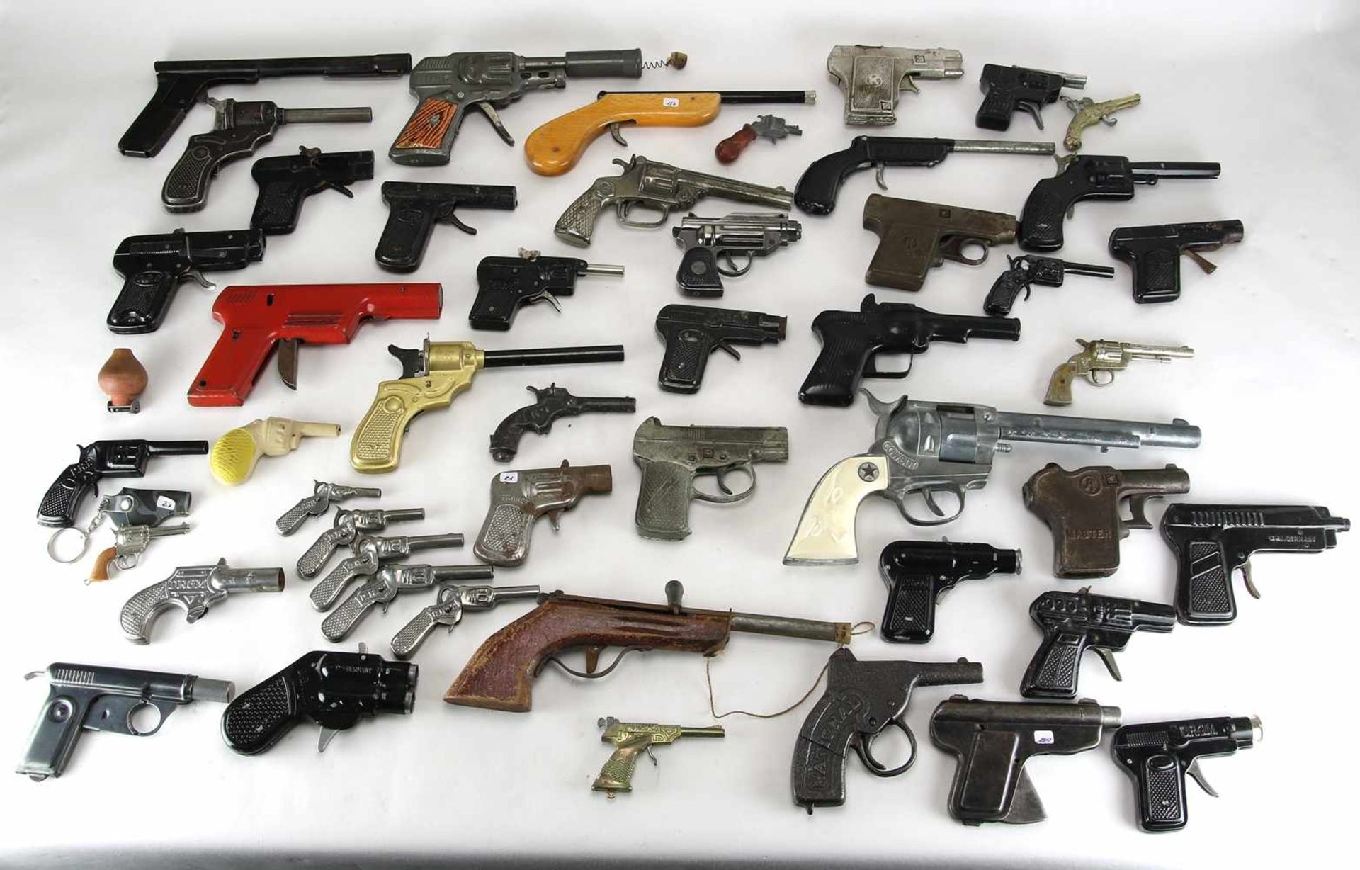 Sammlung SpielzeugpistolenInsgesamt 158 Stück, eine Glaspistole und diverses Zubehör. Teils aus - Bild 3 aus 5