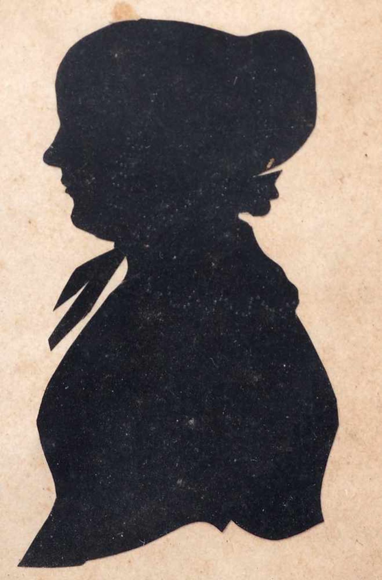 ScherenschnittDeutsch 19. Jh. Profilbild einer Dame mit Haube. Teilweise geprägtes Papier. - Bild 2 aus 2