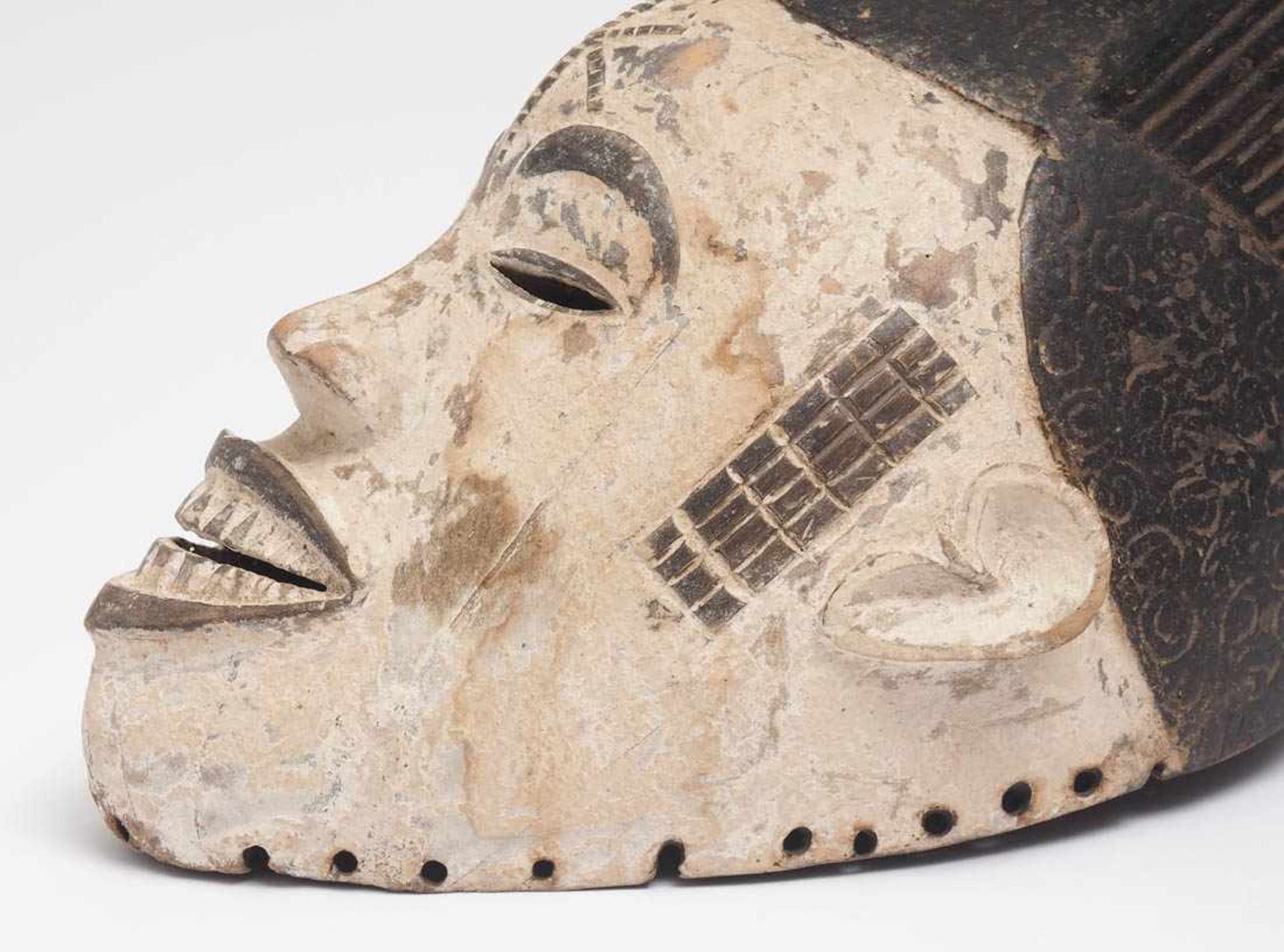 Maske des Mmwo-GeheimbundesIbo, Nigeria. Holz geschnitzt, partiell geschwärzt und weiß gekalkt. Höhe - Bild 3 aus 5