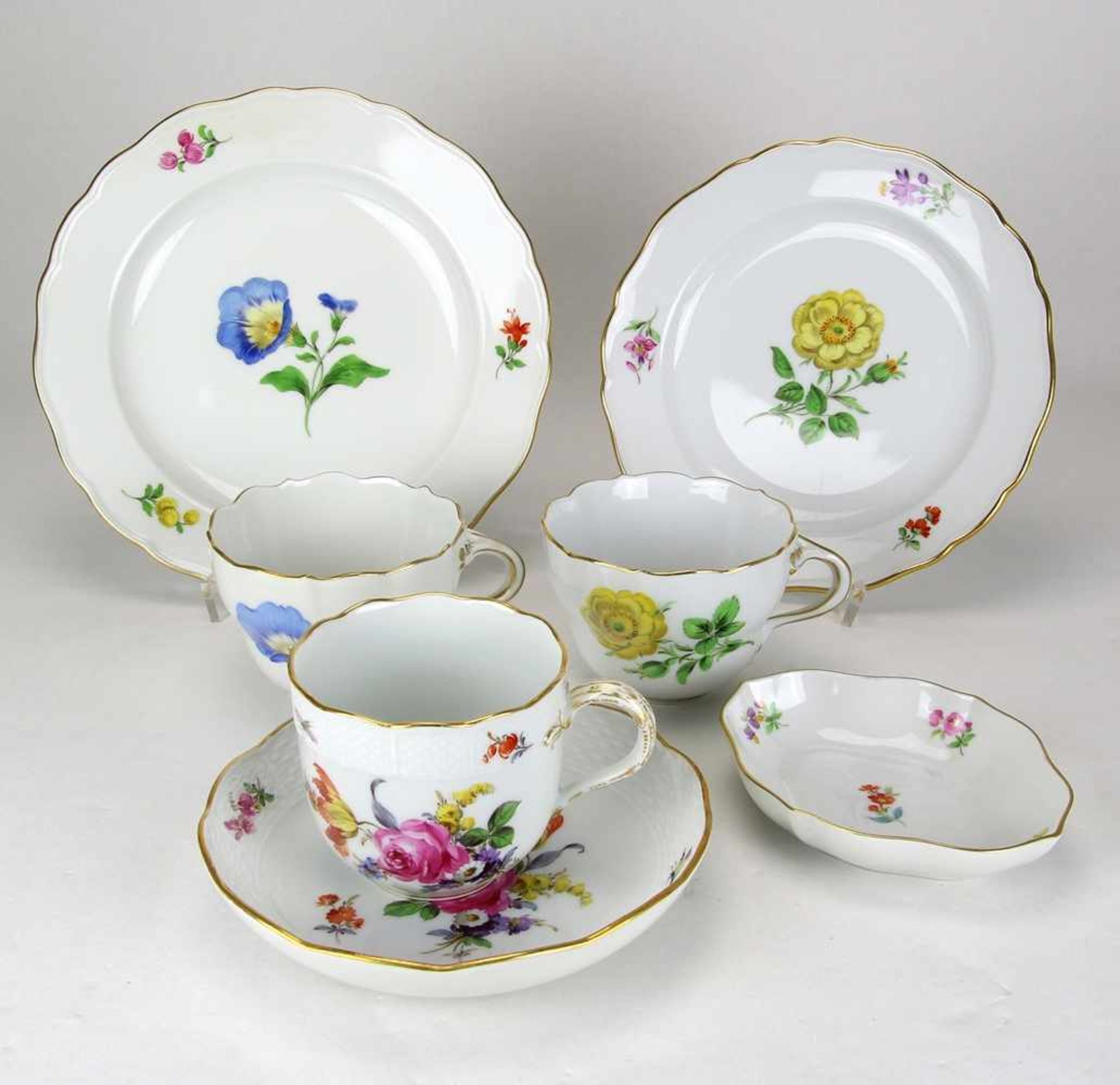 Konvolut Meissen19./20. Jh. Porzellan mit Blumenmalerei und Goldrand. Meist Form Neuer Ausschnitt.