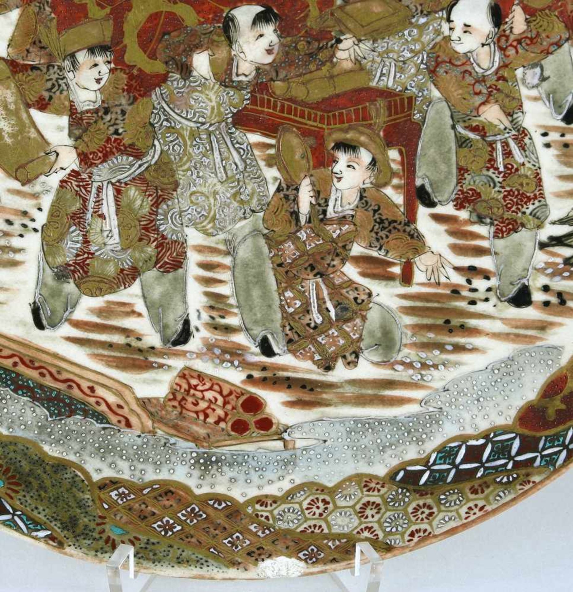 Imari TellerJapan Edo Zeit um 1800. Keramikteller mit reicher Emaillemalerei und Goldstaffage. - Image 5 of 5
