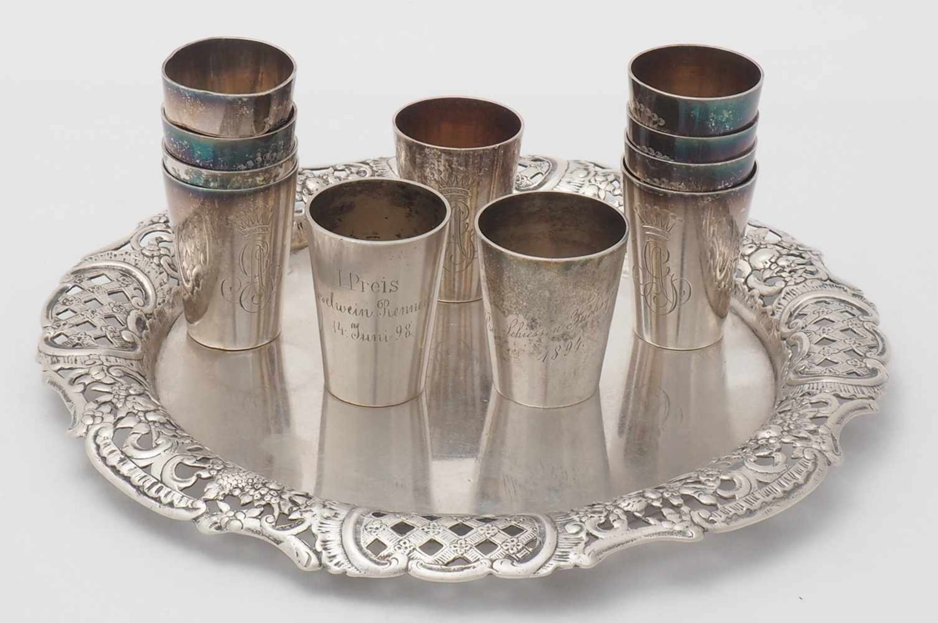 Schnaps Set auf TablettDeutsch, 19. Jh. Silber 800. Elf diverse Schnapsbecher, davon neun mit