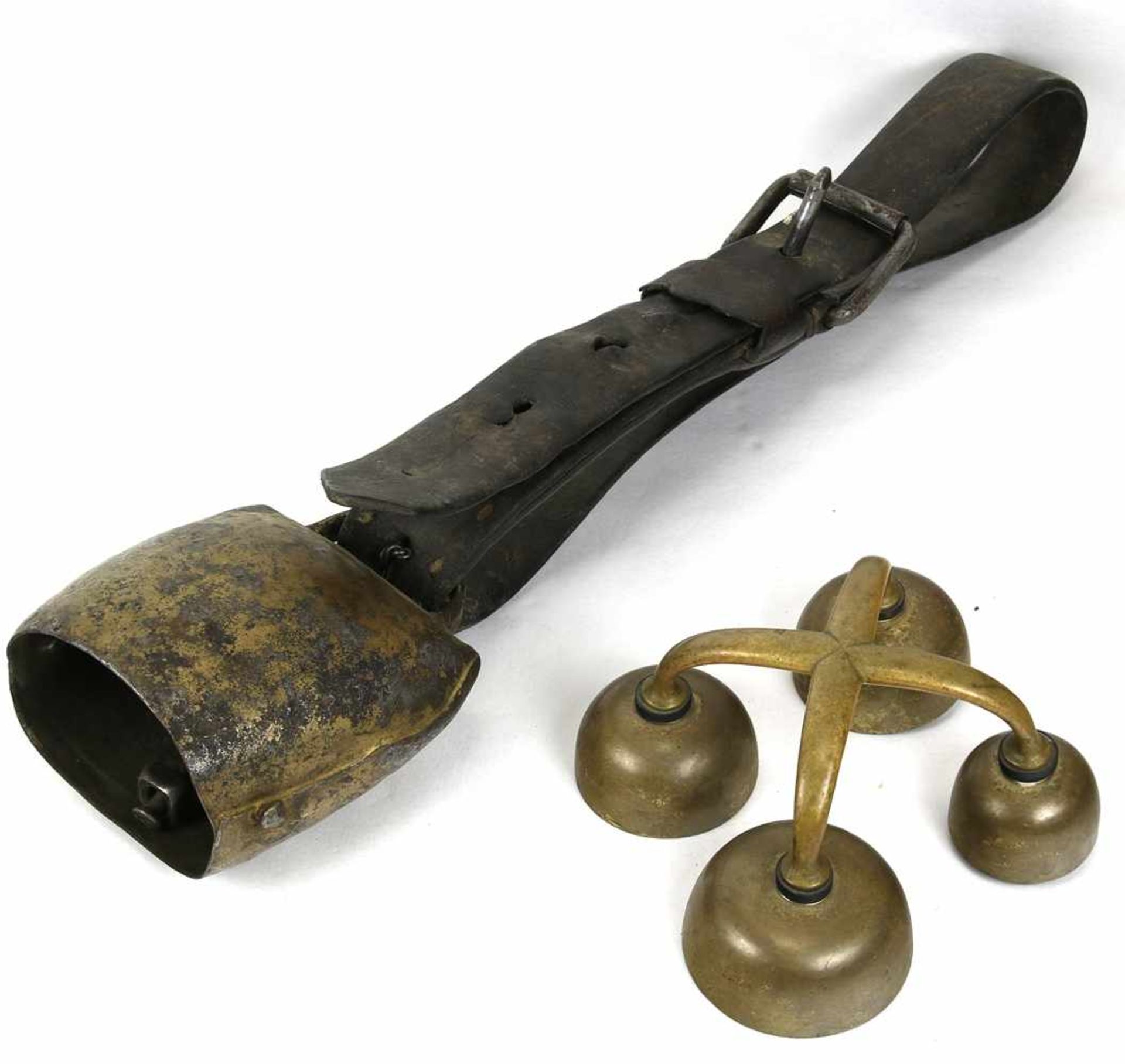 Kuhglocke und MinistrantenglockeDeutsch 1. Hälfte 20. Jh. Bronze. Durchmesser je ca. 17 cm.- - -24.