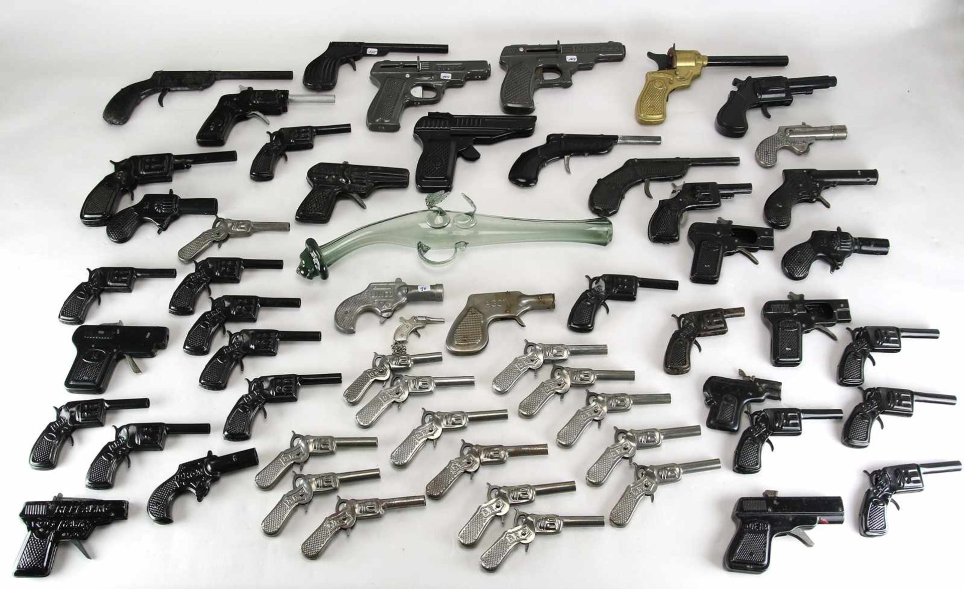 Sammlung SpielzeugpistolenInsgesamt 158 Stück, eine Glaspistole und diverses Zubehör. Teils aus - Bild 2 aus 5