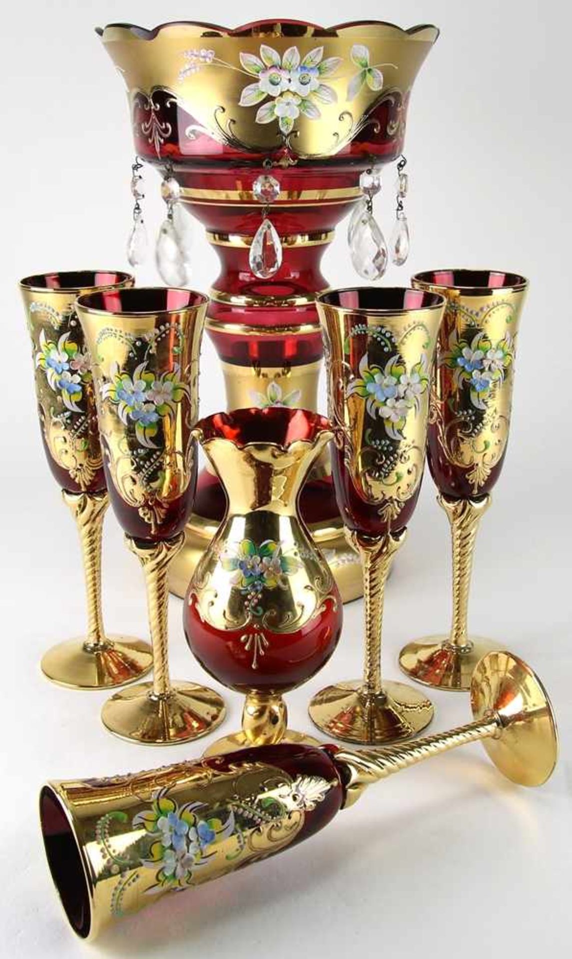 Konvolut böhmisches Glas20. Jh. Rotes Farbglas mit reichem Golddekor und polychromer, floraler