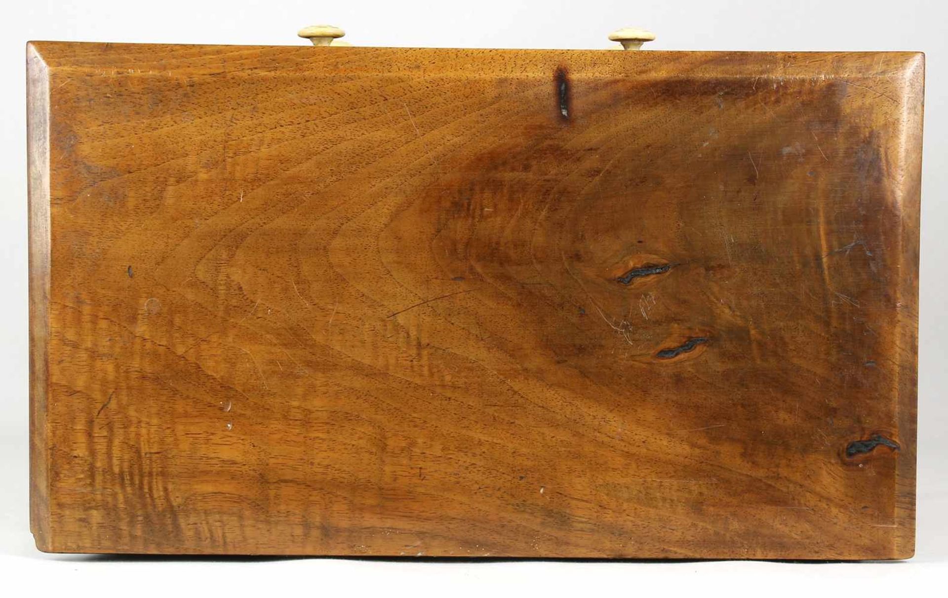 ModellkommodeDeutsch 19. Jh. Biedermeierform mit drei Schüben und überkragender Platte. Nußbaum - Bild 8 aus 8