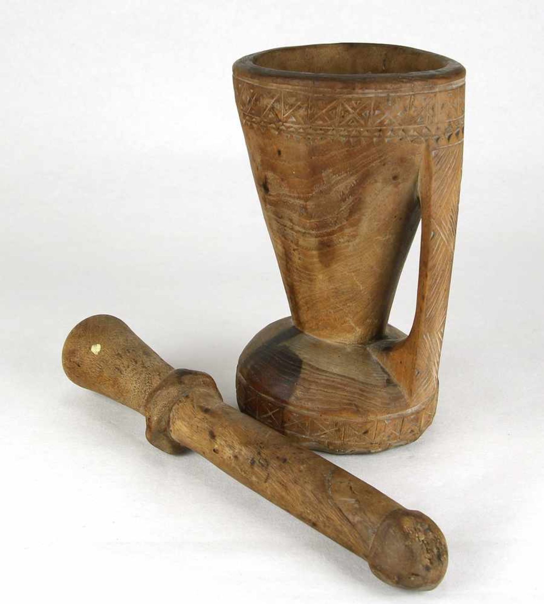 MörserWohl Nordafrika um 1900. Edelholz geschnitzt. Mörser mit Pistill. Größe ca. 9,5 x 8,5 cm, Höhe