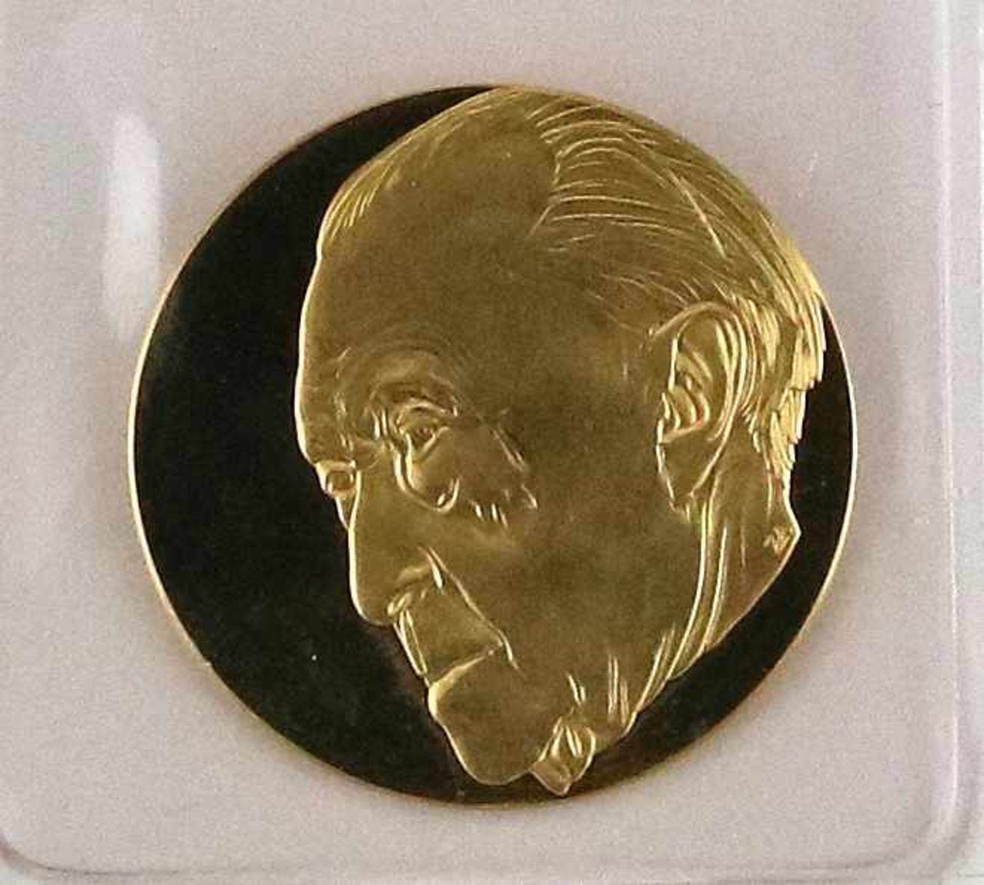 Goldmedaille100 Jahre Konrad-Adenauer-Stiftung 1976. GG 999,9 HH. Durchmesser ca. 26 mm, Gewicht ca. - Bild 2 aus 2