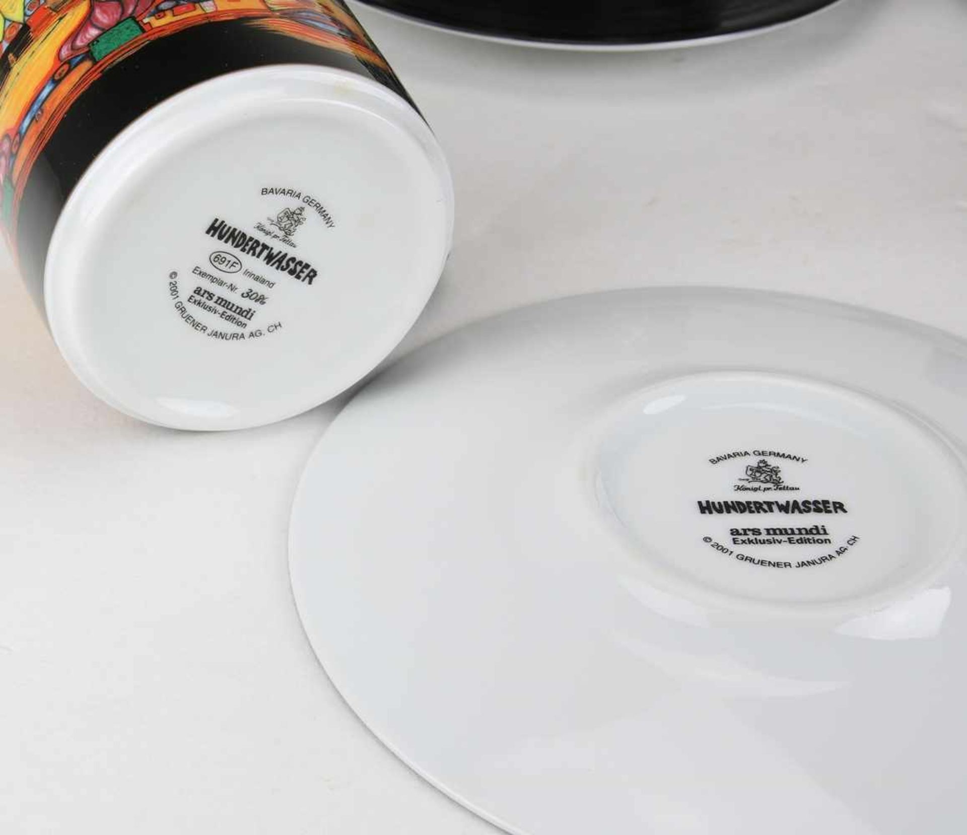 Hundertwasser, FriedensreichVier Kaffeetassen mit Unteren. Porzellan mit polychromem Dekor. - Bild 2 aus 2