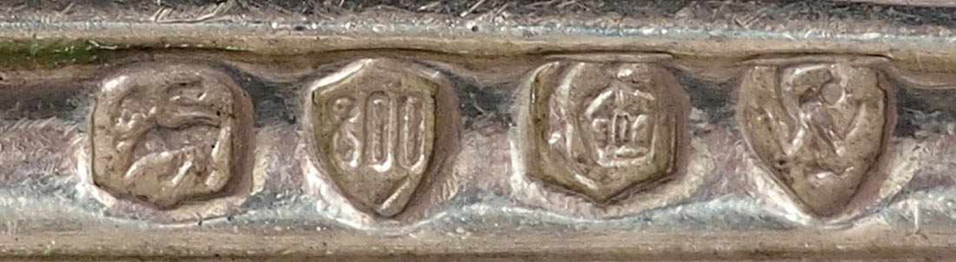 Acht SuppenlöffelAugsburger Faden. Silber 800 bzw. 13-lötig. Auf der Unterseite mit Monogramm MC. - Bild 5 aus 5