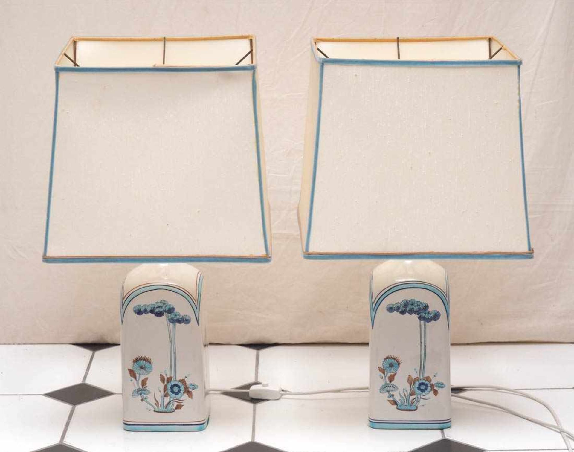 Paar TischlampenVierkantige Form mit eingezogener Schulter. Auf der Wandung asiatischer - Bild 3 aus 4