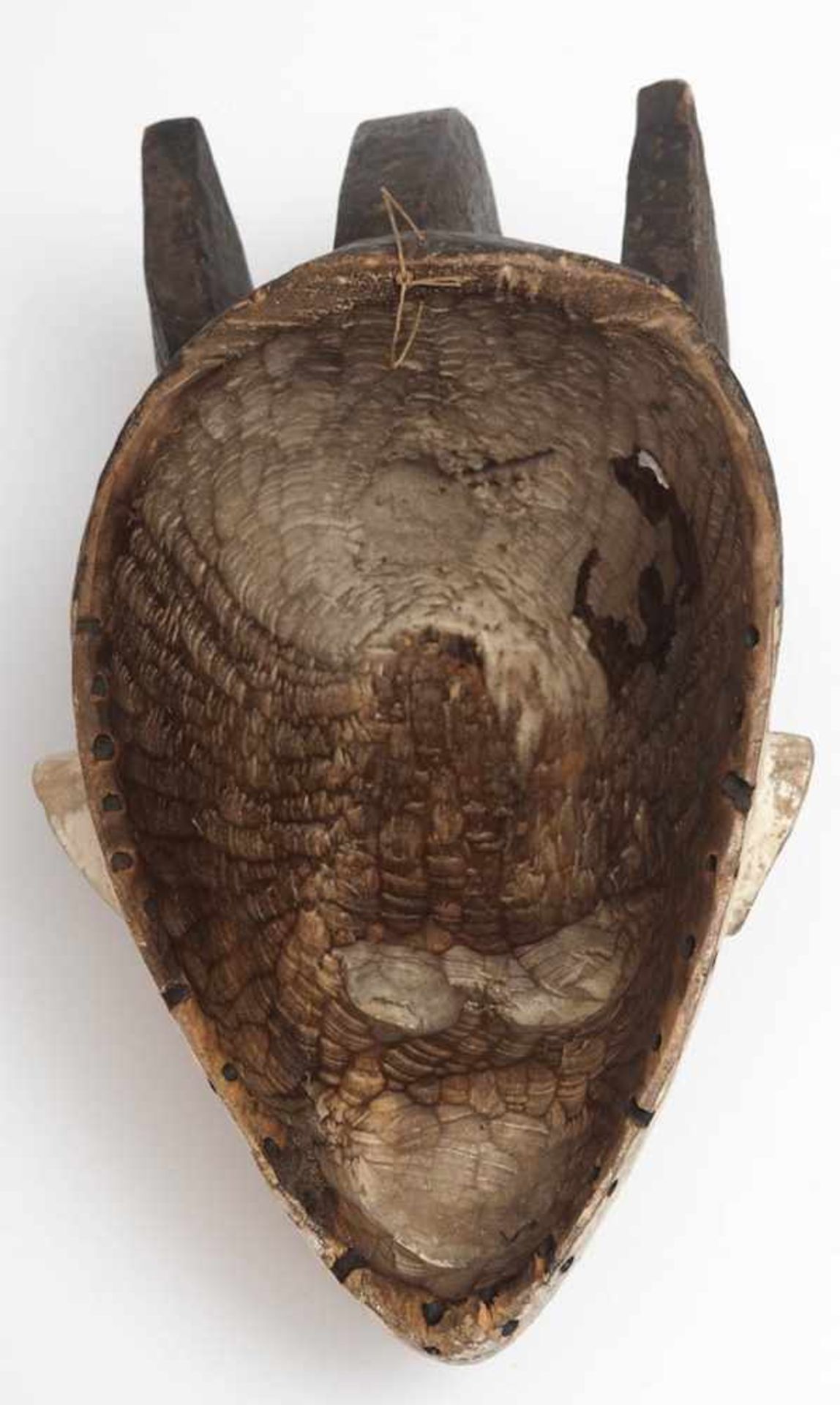 Maske des Mmwo-GeheimbundesIbo, Nigeria. Holz geschnitzt, partiell geschwärzt und weiß gekalkt. Höhe - Image 4 of 5