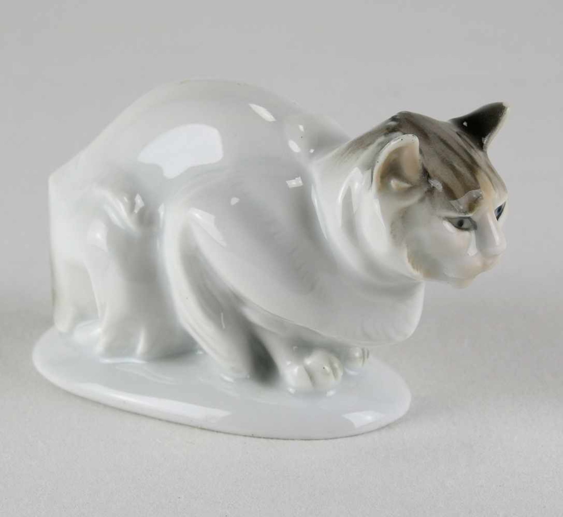 TierfigurineDorothea Moldenhauer für Rosenthal Porzellan um 1920. Kauernde Katze mit sparsamer - Bild 2 aus 3