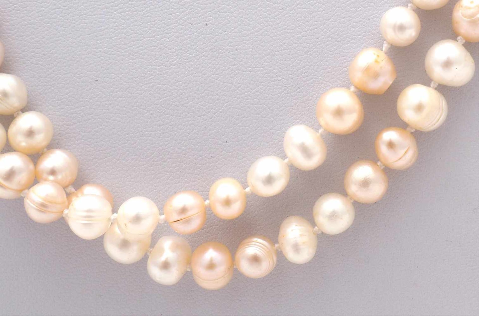 PerlenketteDeutsch 20. Jh. Barockperlen in unterschiedlichen Größen und Farben. Länge ca. 120 cm, - Bild 2 aus 2
