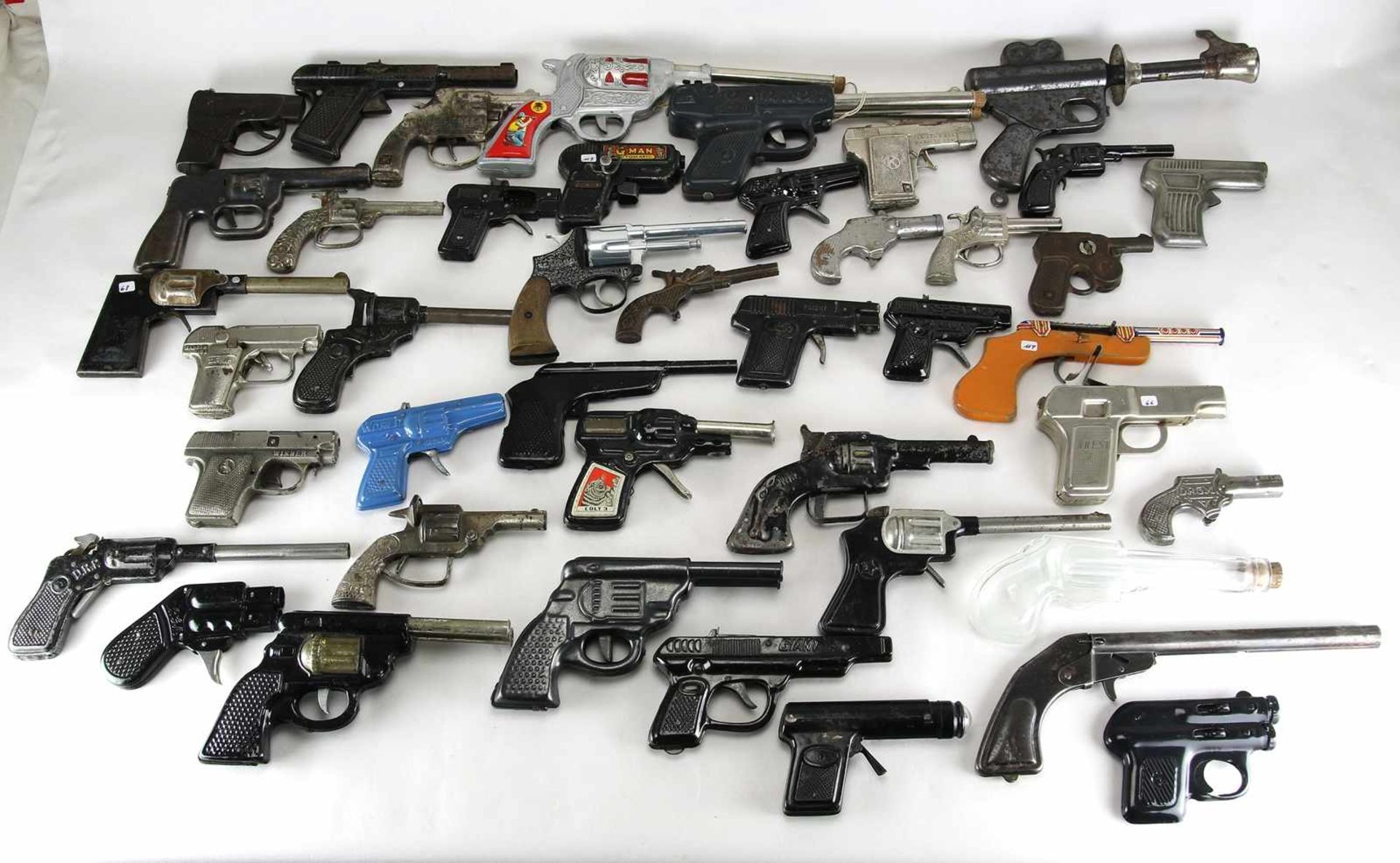 Sammlung SpielzeugpistolenInsgesamt 158 Stück, eine Glaspistole und diverses Zubehör. Teils aus - Bild 4 aus 5