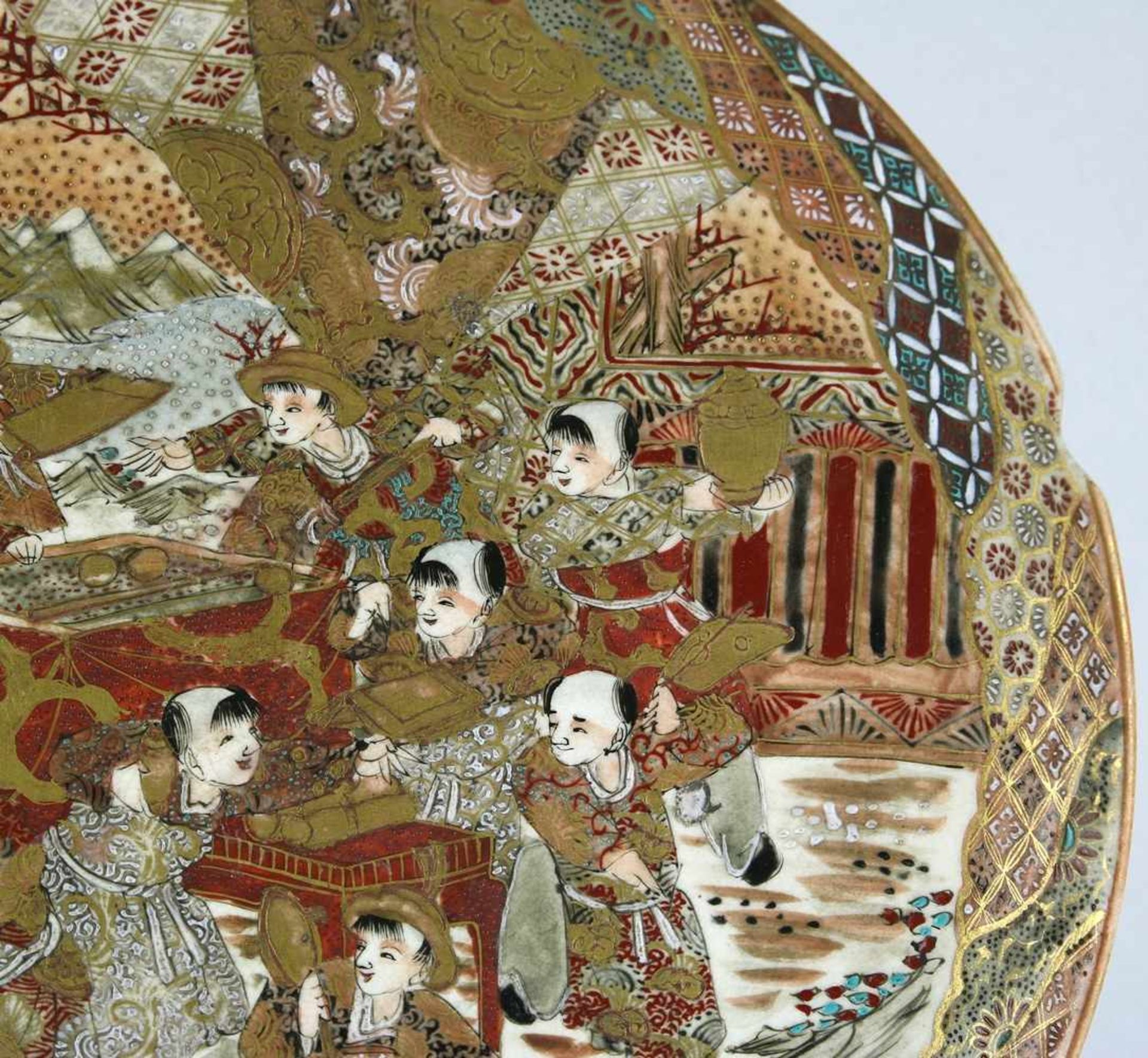 Imari TellerJapan Edo Zeit um 1800. Keramikteller mit reicher Emaillemalerei und Goldstaffage. - Bild 4 aus 5