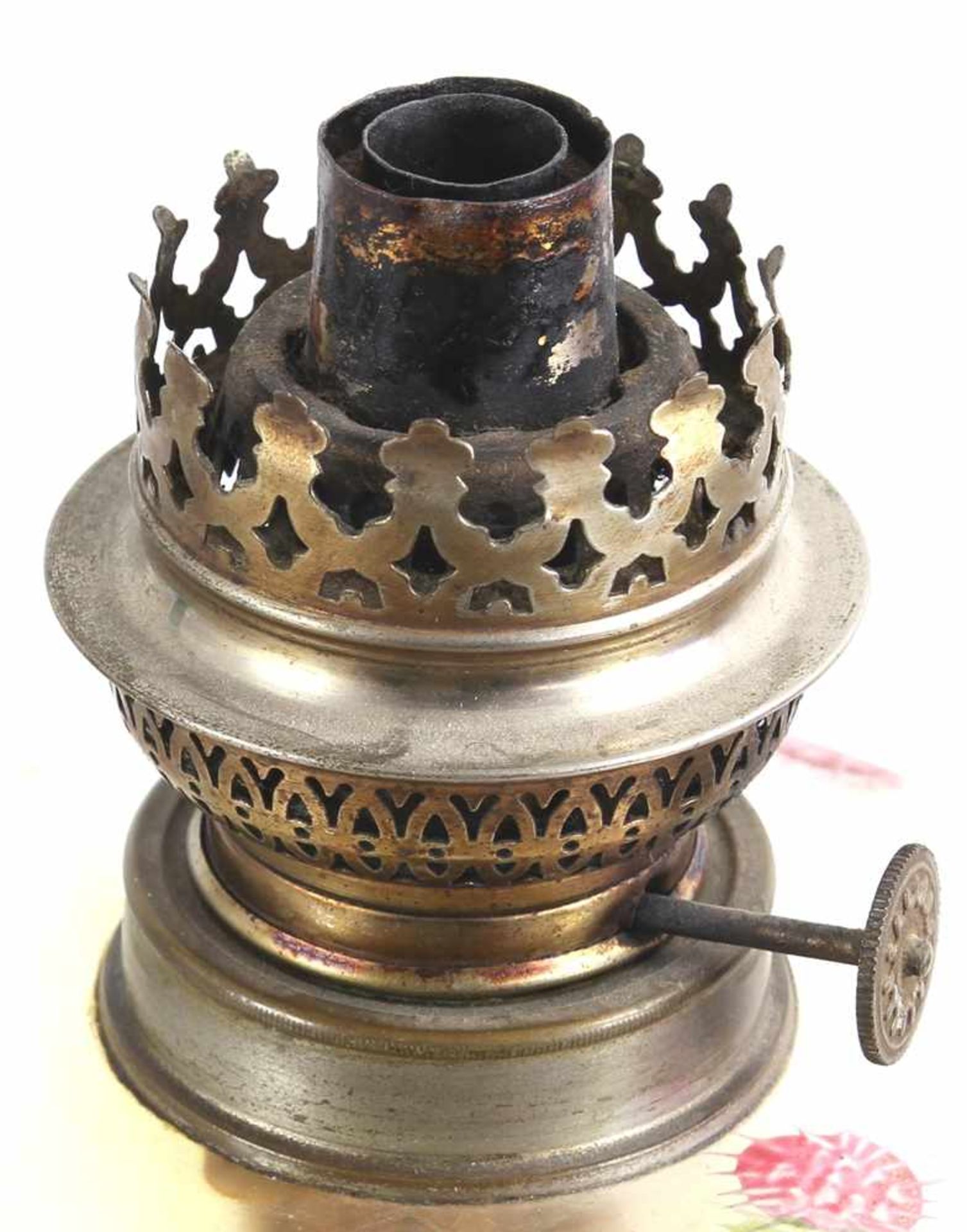 PetroleumlampeUm 1900. Metallfüßchen und Marmorplinthe. Profilierter Schaft und Glasbehälter mit - Bild 4 aus 7