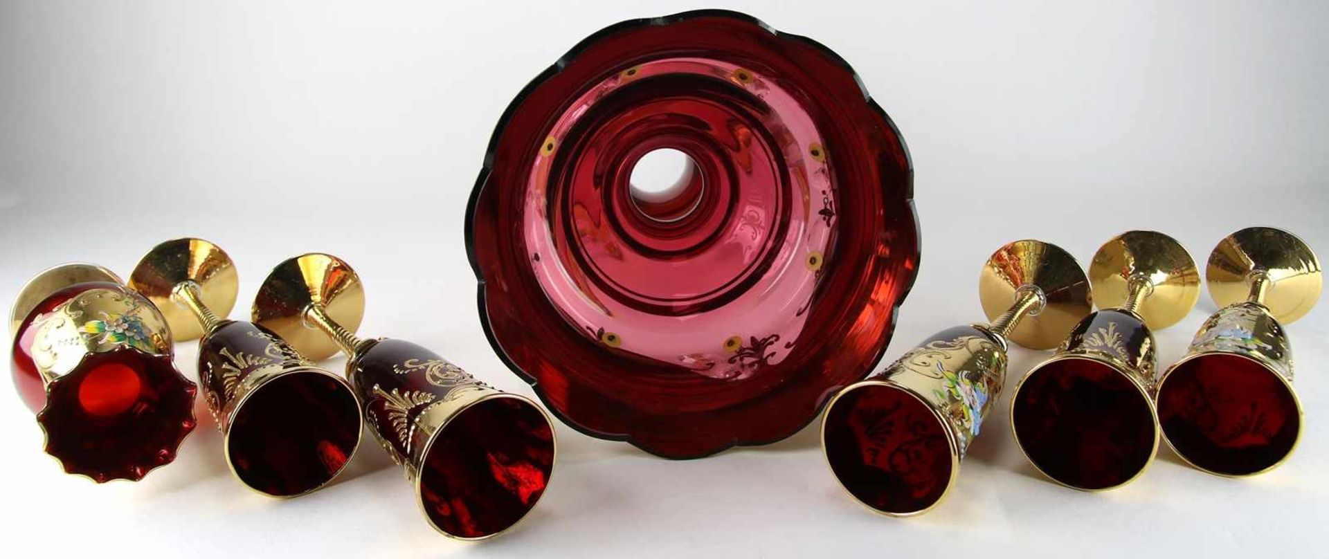 Konvolut böhmisches Glas20. Jh. Rotes Farbglas mit reichem Golddekor und polychromer, floraler - Bild 4 aus 5