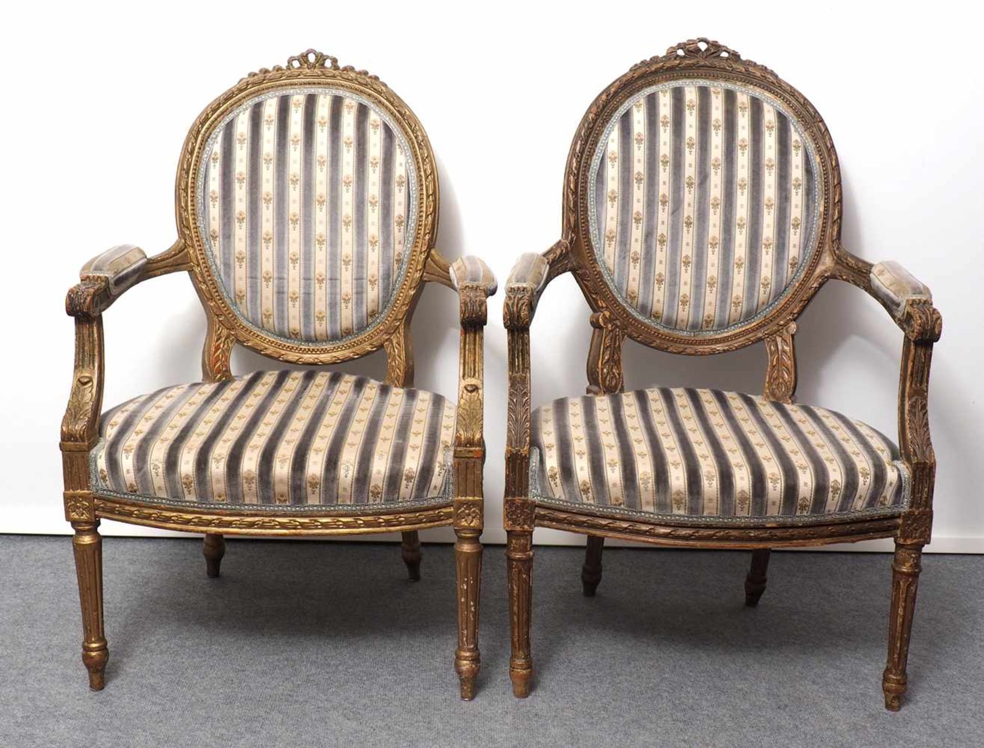 SitzensembleFrankreich, Louis-Seize um 1900. Holz, geschnitzt und teils (gold)staffiert. Zwei - Bild 3 aus 9