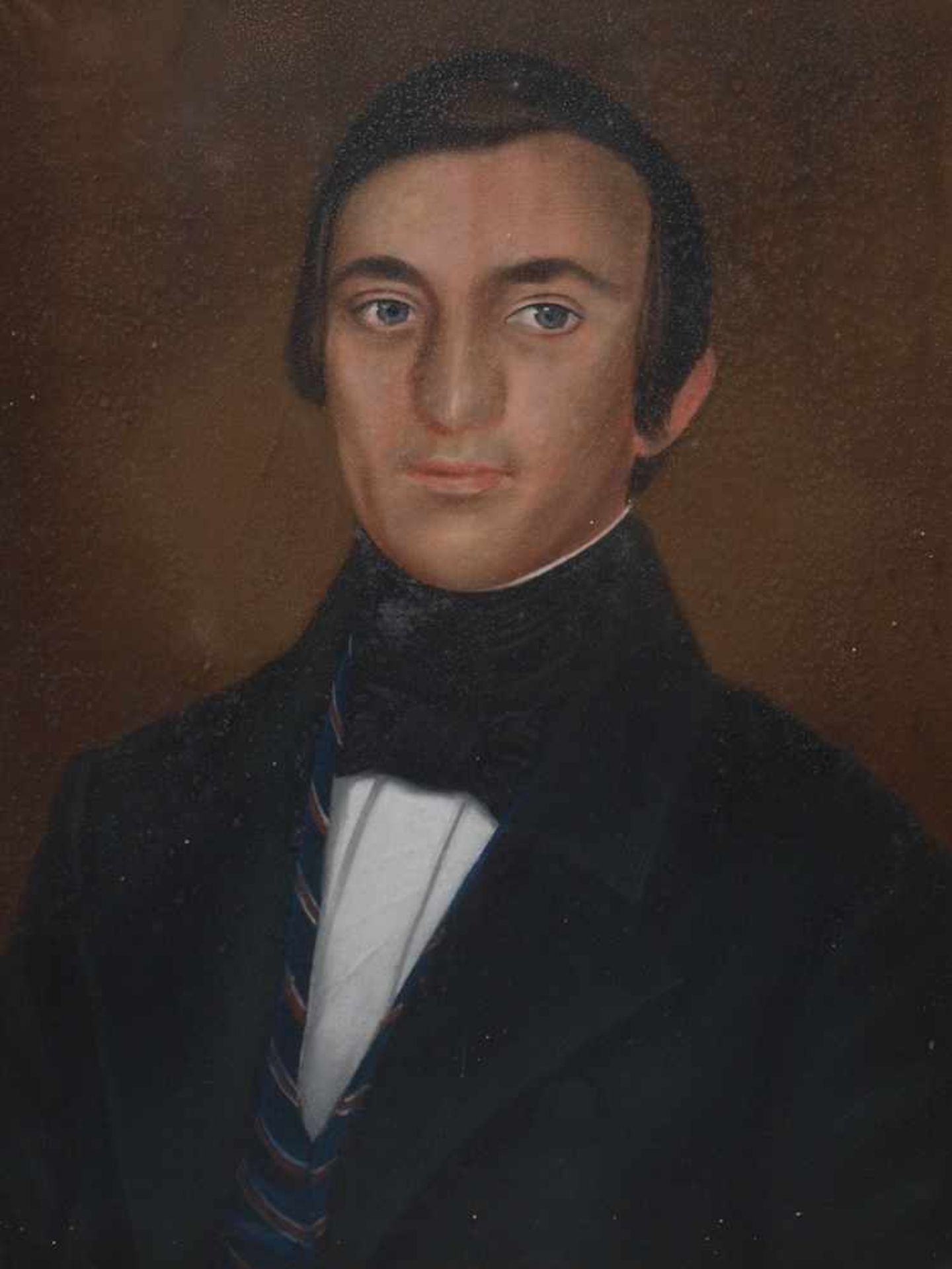 Biedermeier Portraitist Deutsch um 1820. Halbportrait eines jüngeren Herrn im Gehrock mit gesteifter