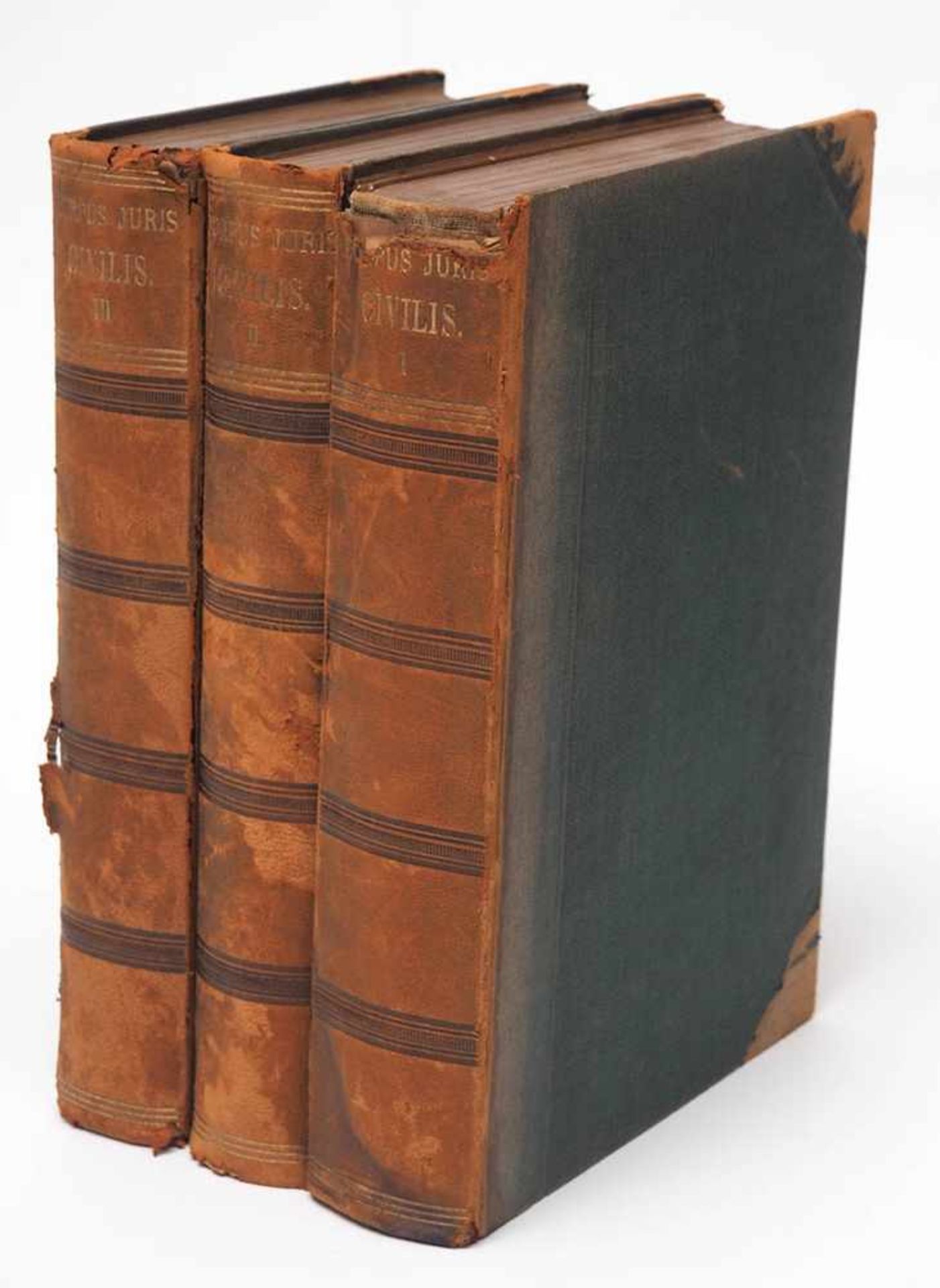 Gebr. Kriegel: Corpus Juris Civilis3 Bände. Baumgärtner Leipzig 1887 (17. Auflage). Halbledereinband