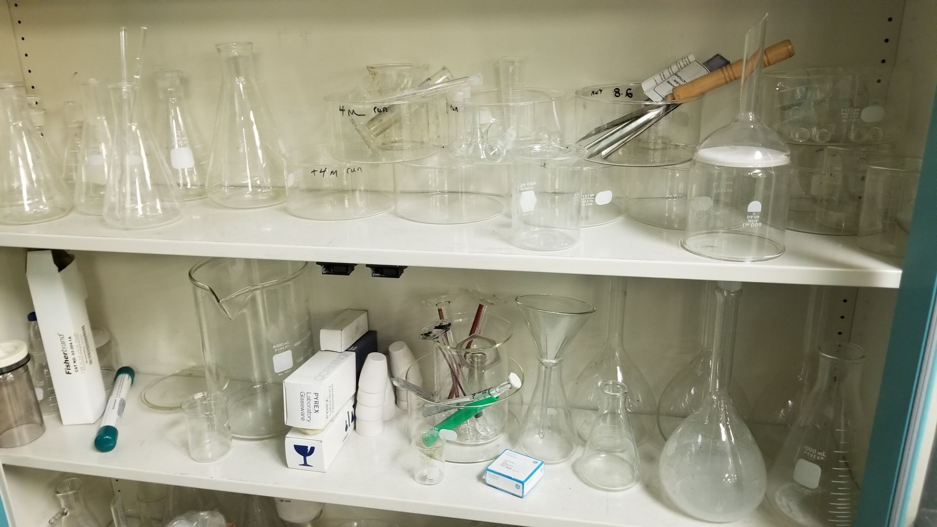 Large Lot of Glassware Located on Bench Top and in 2-Door Storage Cabinet - Bild 3 aus 6