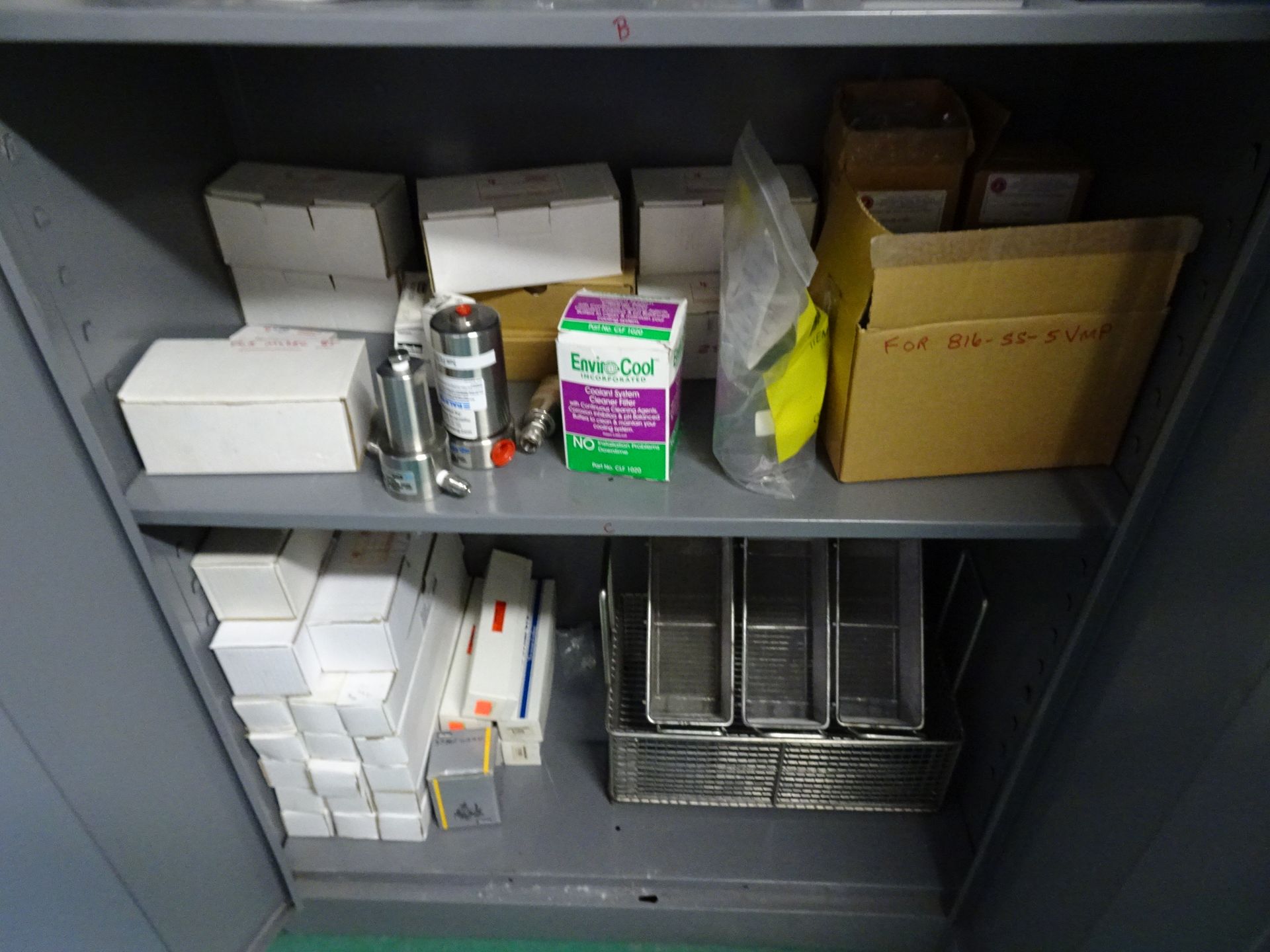 (2) 2-Door Metal Storage Cabinet With Contents / Swagelock/Hamilton Precision etc. - Bild 3 aus 4