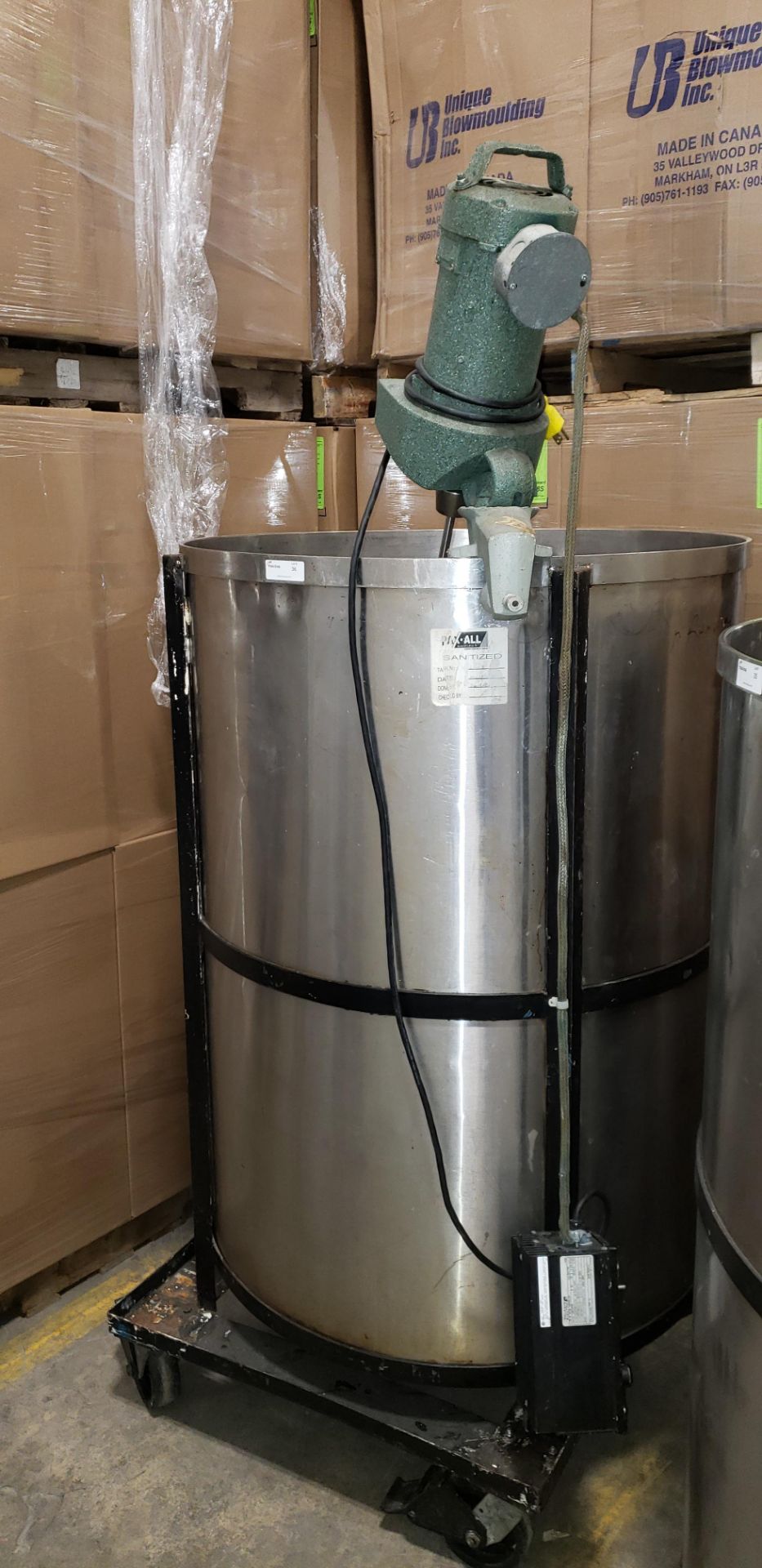 200 GAL STAINLESS STEEL TANK WITH LIGHTININ' MIXER