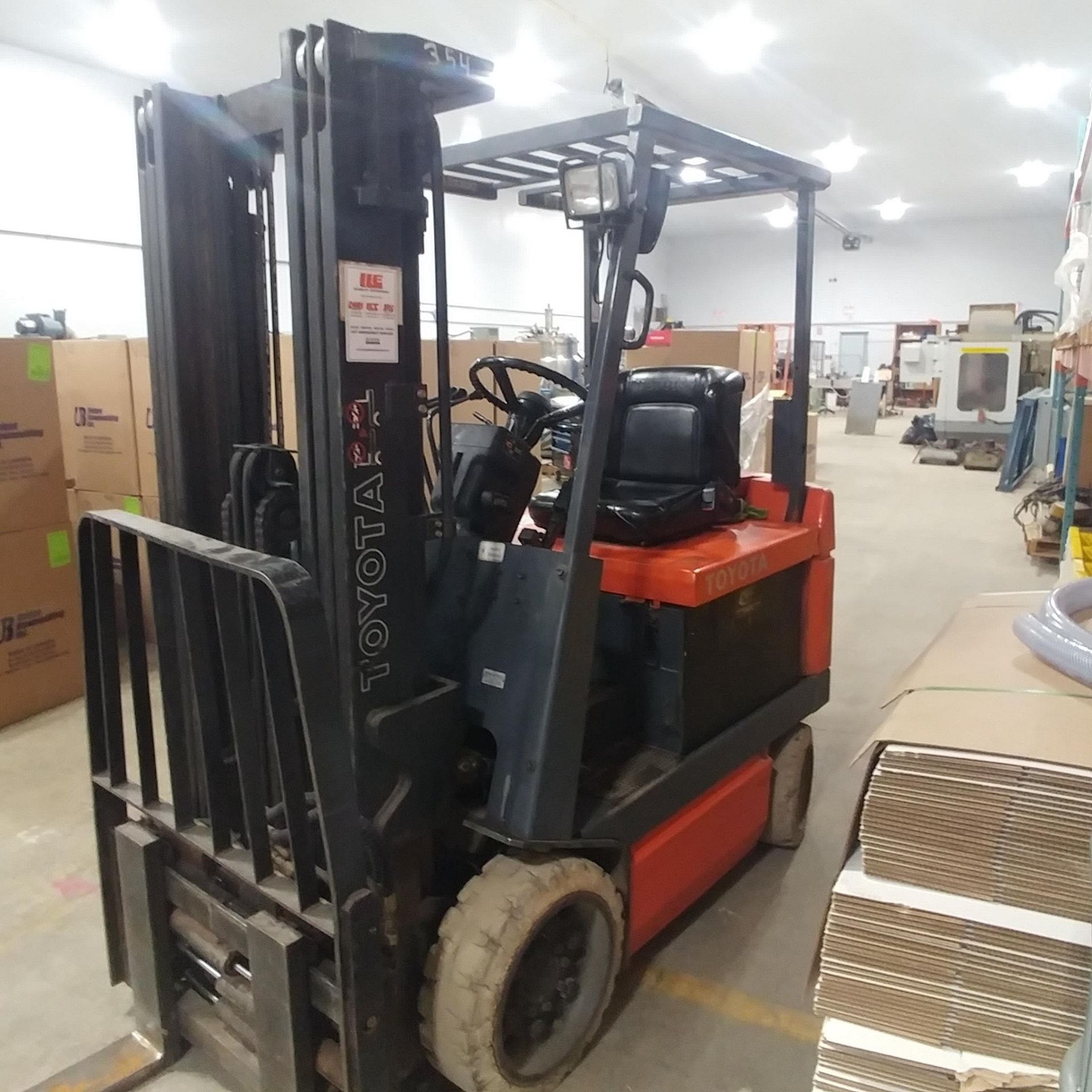 Toyota Electric Forklift Truck - 3 Stage - c/w chargers - 5000 lb capacity - Image 4 of 28