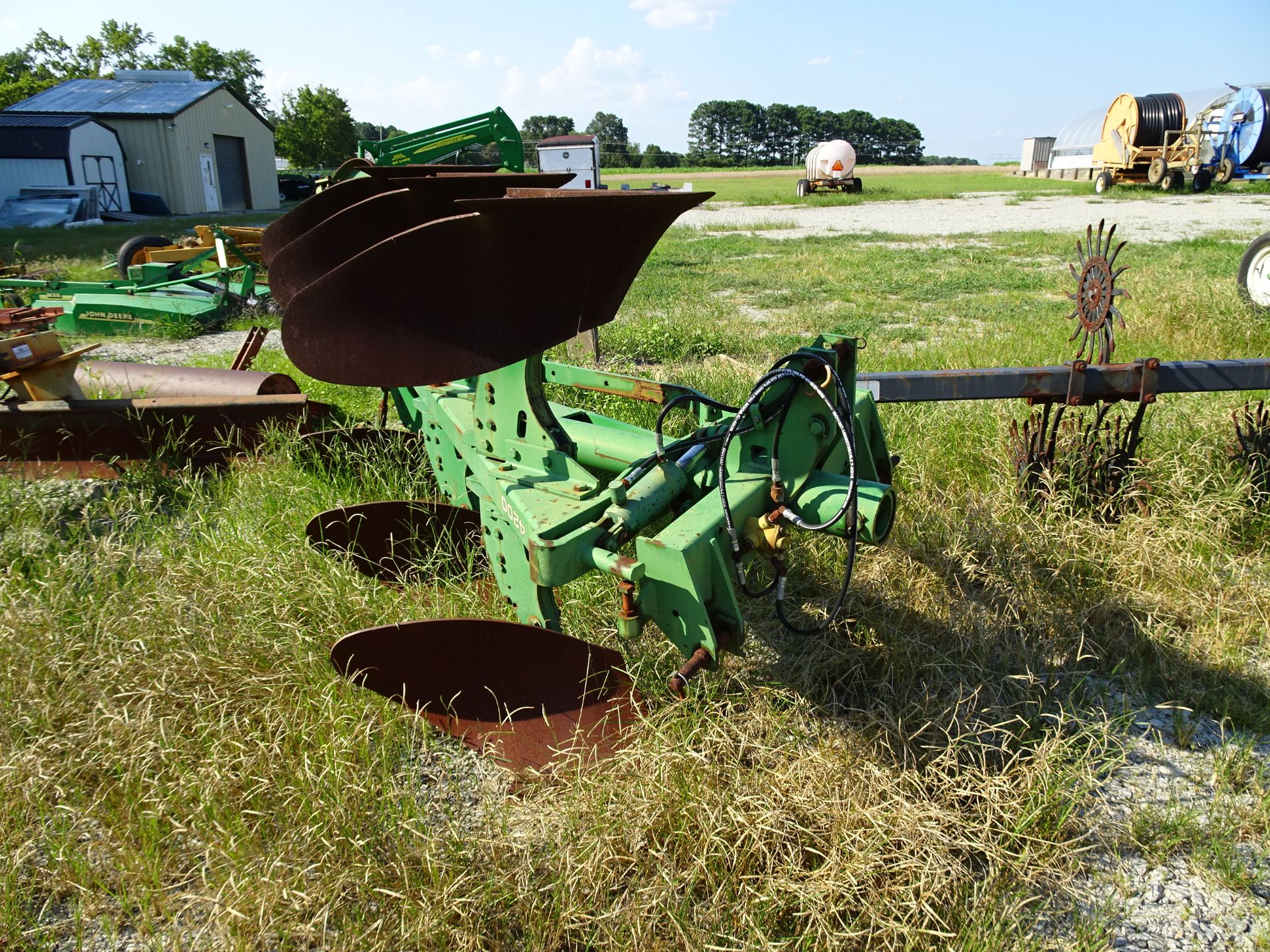 John Deere 3 route flip style hydraulically actuated moldboard plow model numbers 4200 with piston - Image 2 of 6