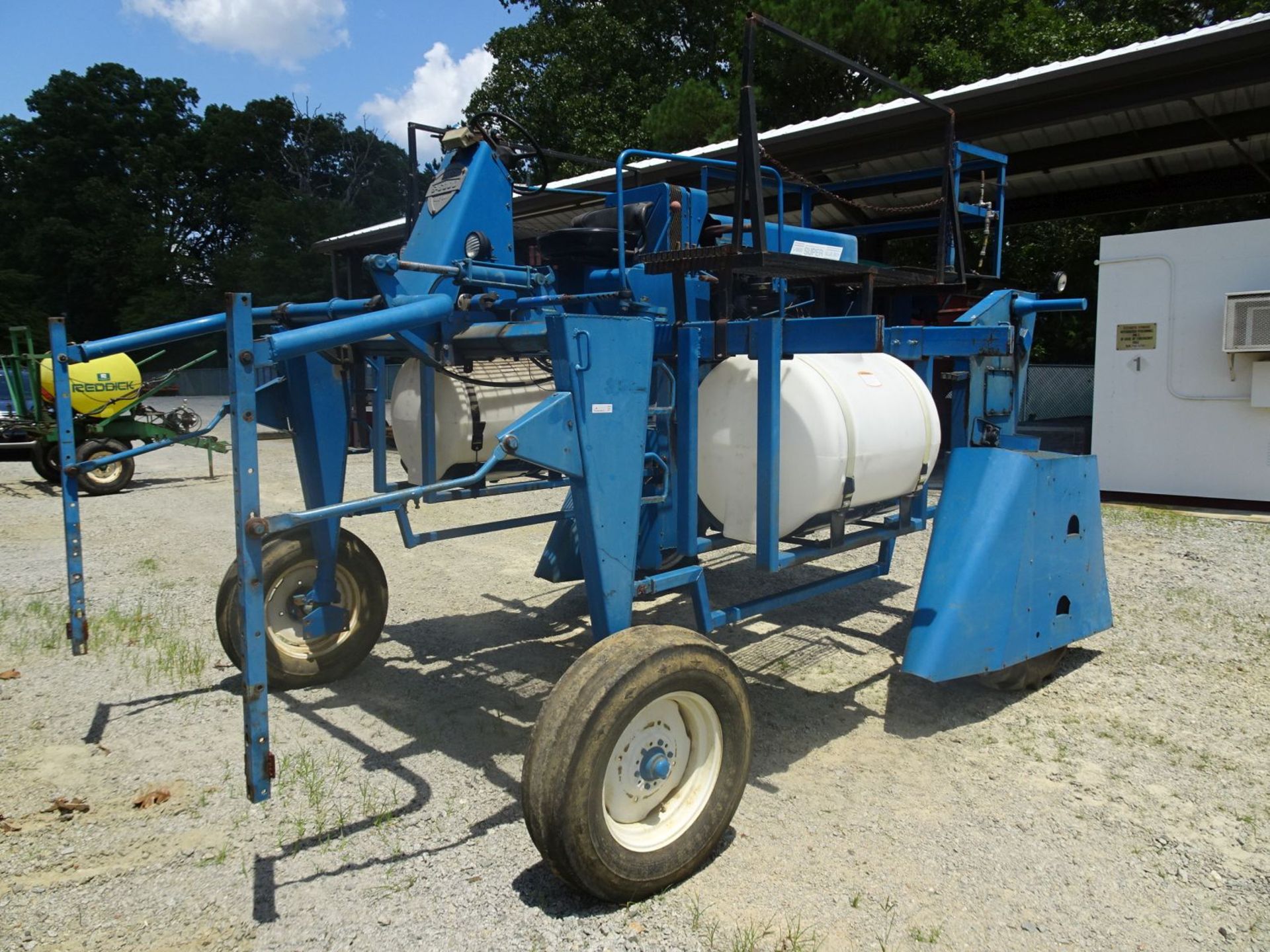 Super Blue Boy S-6000 High Clearance Crop Sprayer With Front Mounted Booms and (2) 100 Gallon Tanks - Image 6 of 7