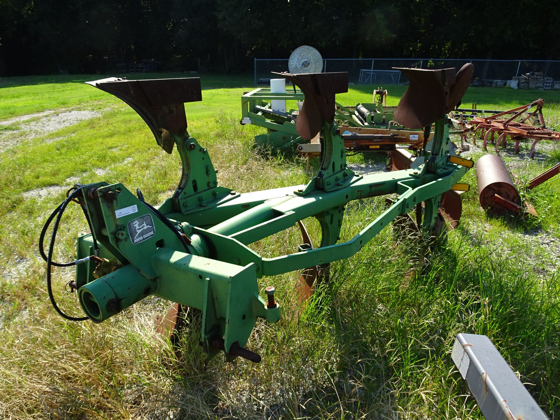 John Deere 3 route flip style hydraulically actuated moldboard plow model numbers 4200 with piston - Image 4 of 6