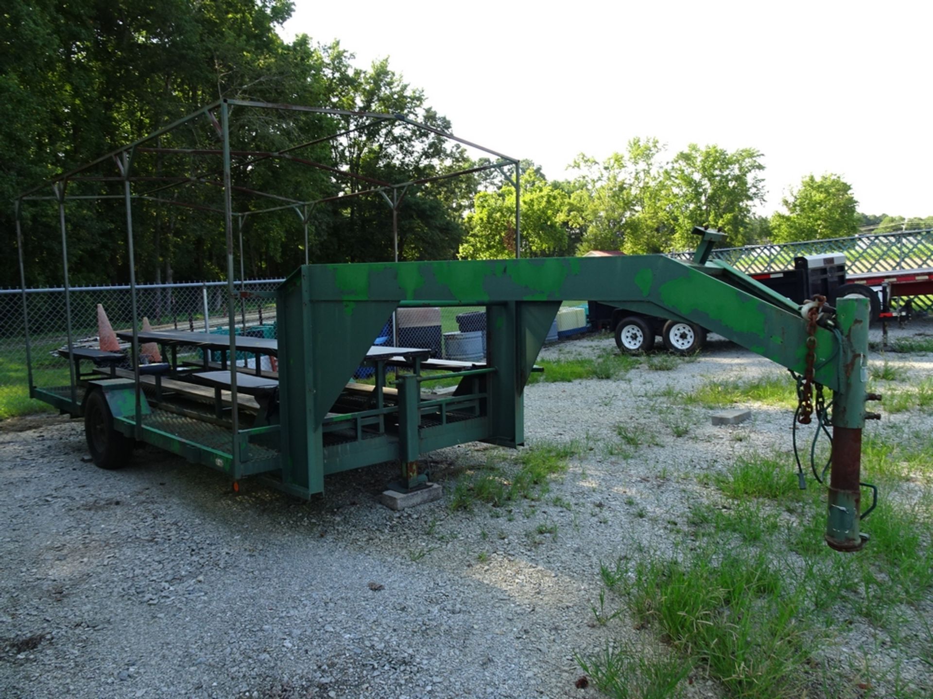 single axle 16 foot gooseneck tour trailer - Image 3 of 8