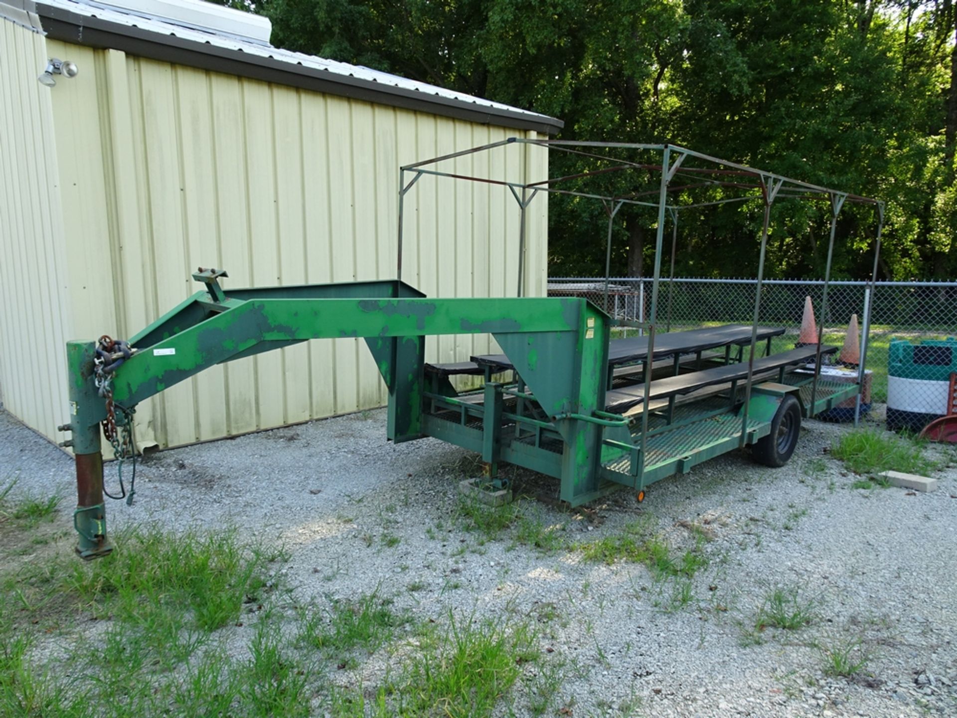 single axle 16 foot gooseneck tour trailer