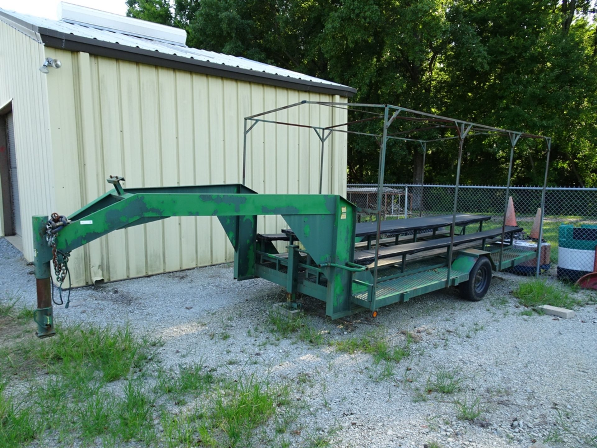 single axle 16 foot gooseneck tour trailer - Image 2 of 8