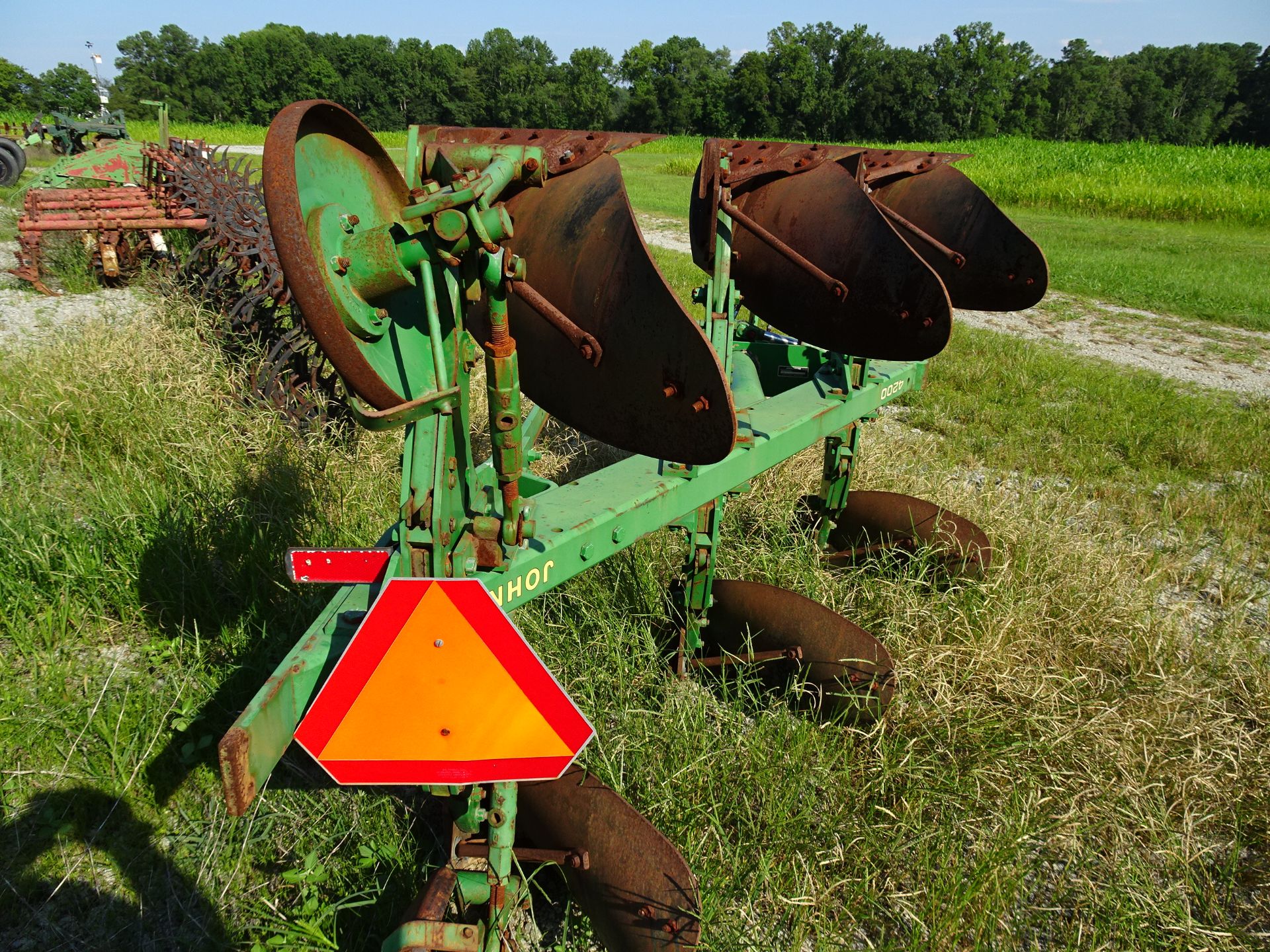 John Deere 3 route flip style hydraulically actuated moldboard plow model numbers 4200 with piston - Image 5 of 6