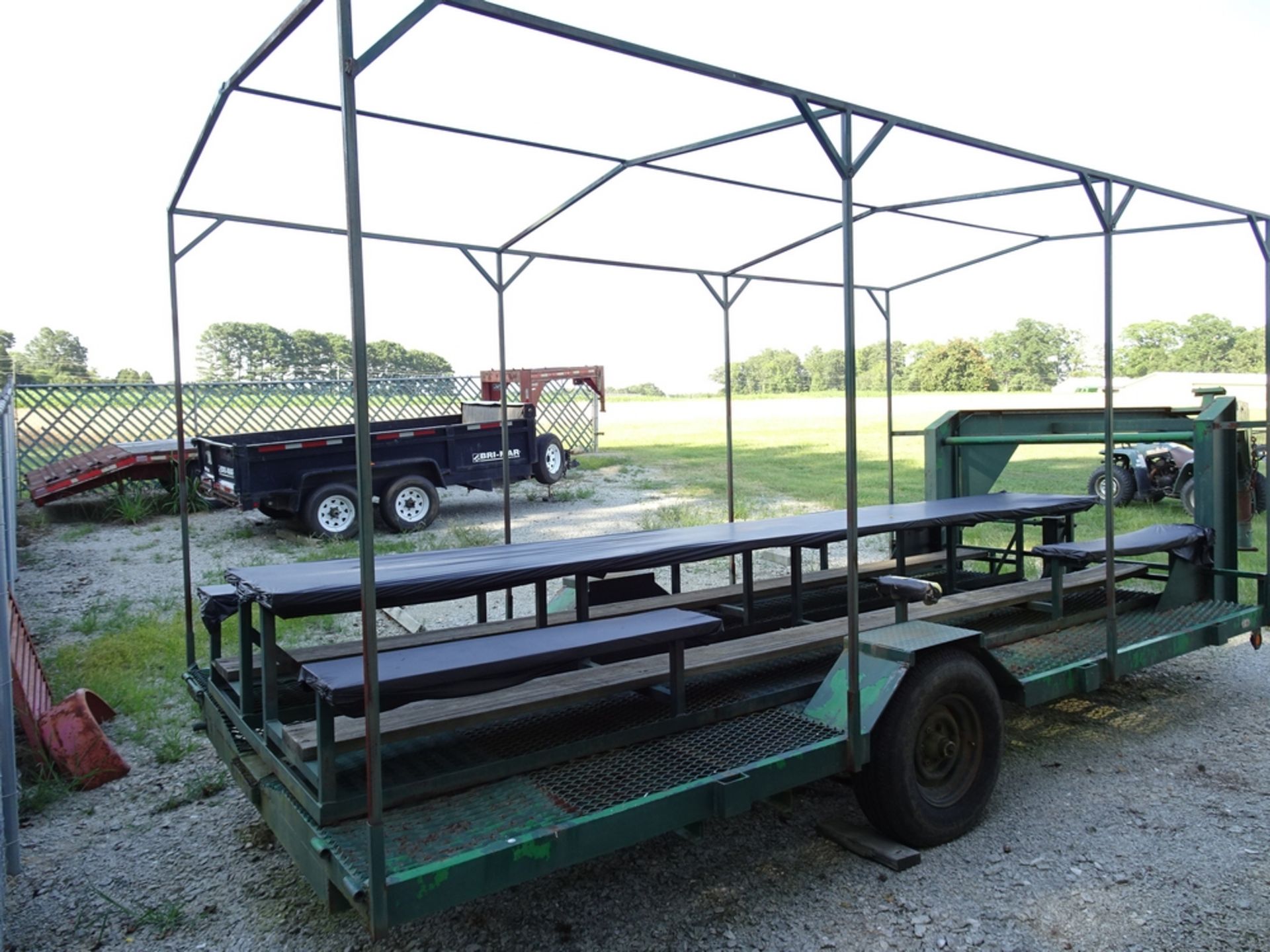 single axle 16 foot gooseneck tour trailer - Image 5 of 8