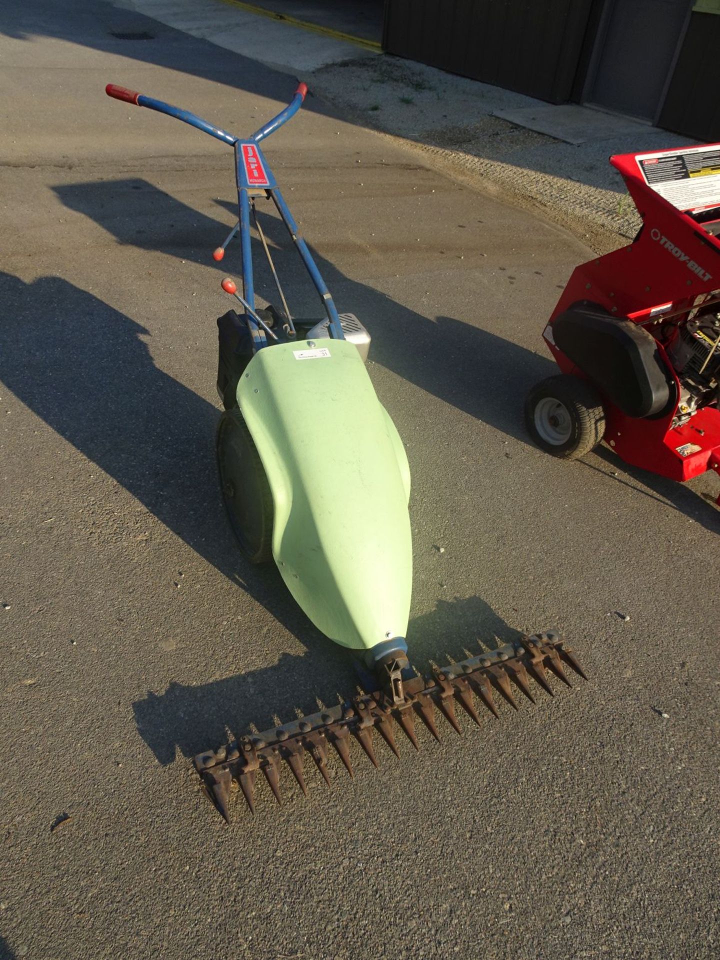 Jari Monarch 30" Sickle Bar Mower With Briggs and Stratton Intek Series 206 5.5hp OHV Motor - Image 2 of 5