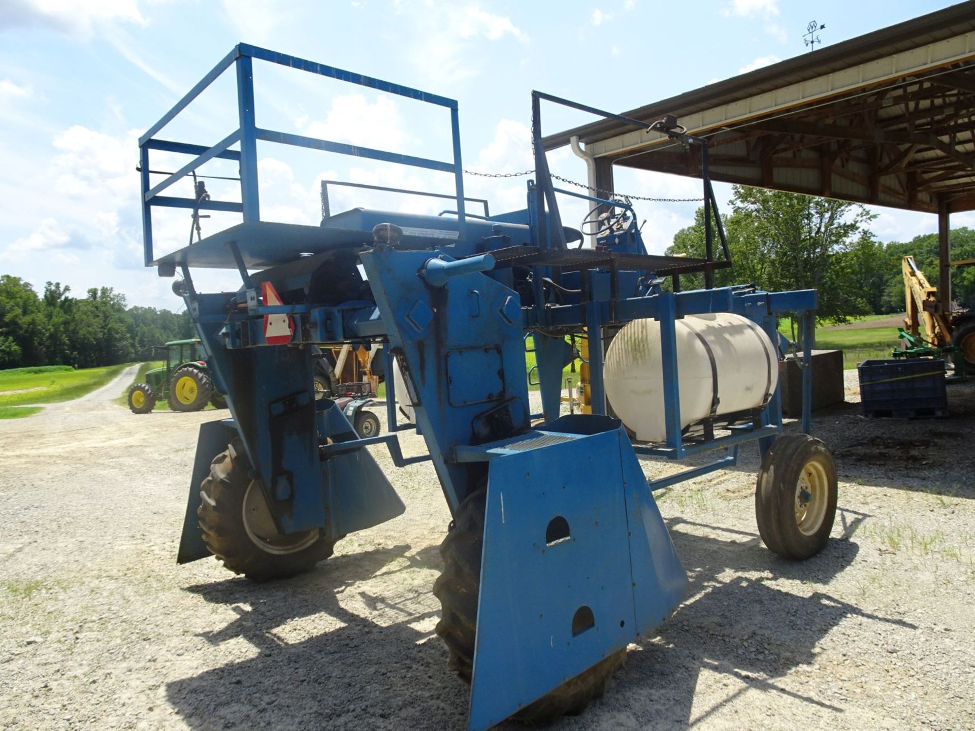 Super Blue Boy S-6000 High Clearance Crop Sprayer With Front Mounted Booms and (2) 100 Gallon Tanks - Image 3 of 7