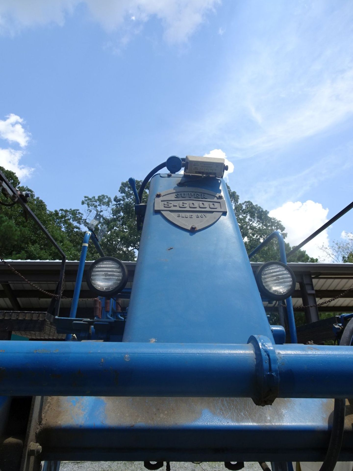 Super Blue Boy S-6000 High Clearance Crop Sprayer With Front Mounted Booms and (2) 100 Gallon Tanks - Image 5 of 7